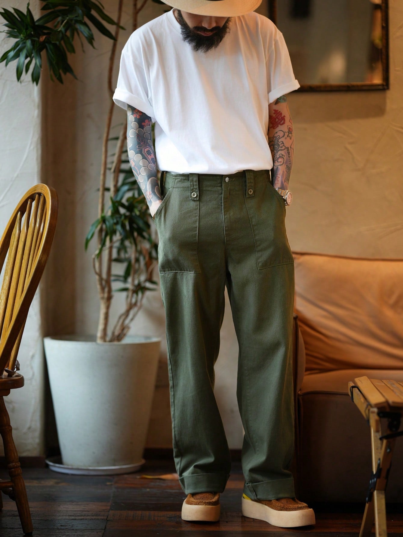 Calça Masculina Cargo Wide Leg Com Lavagem Vintage E Design Urbano Calça Masculina Cargo Wide Leg Com Lavagem Vintage E