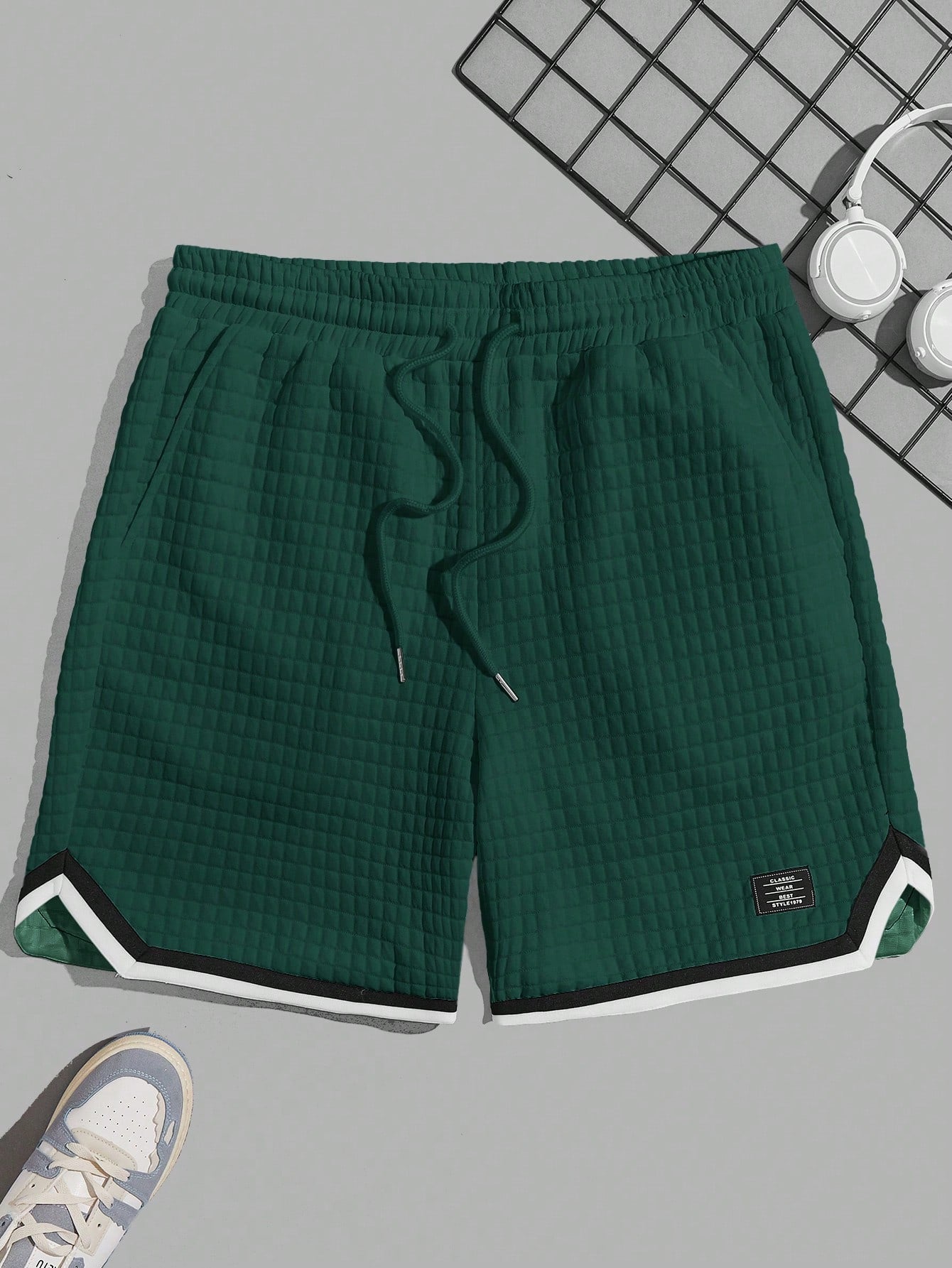 Shorts Masculino Matelassê Cós Ajustável E Detalhes Contrastantes Shorts Masculino Matelassê Cós Ajustável E Detalhes