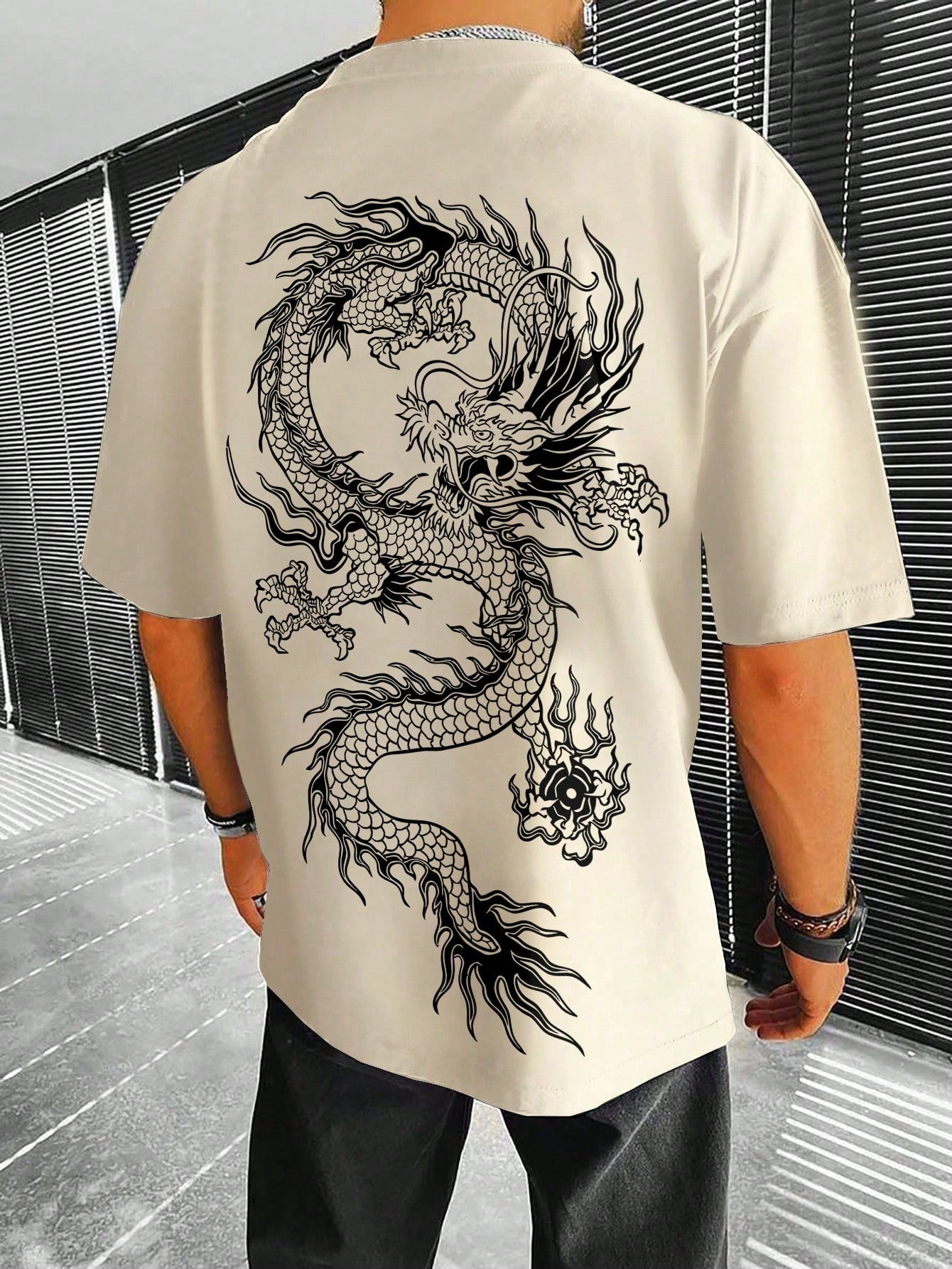 Camiseta Masculina Oversized Estampa De Dragão Urbana Caqui / PP Camiseta Masculina Oversized Estampa De Dragão Urbana