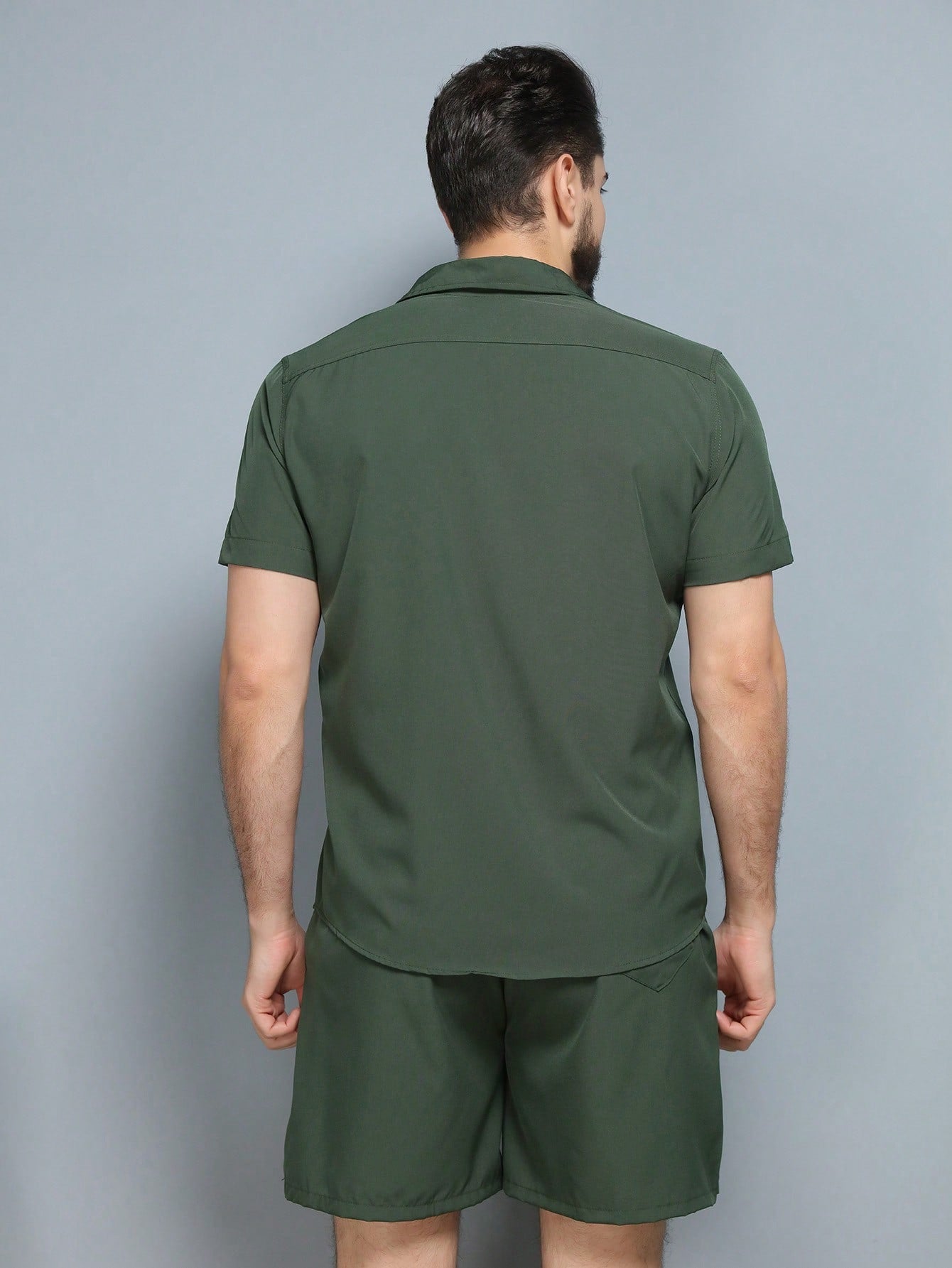 Conjunto Masculino Camisa Manga Curta E Shorts Estampa Lisa Conjunto Masculino Camisa Manga Curta E Shorts Estampa Lisa