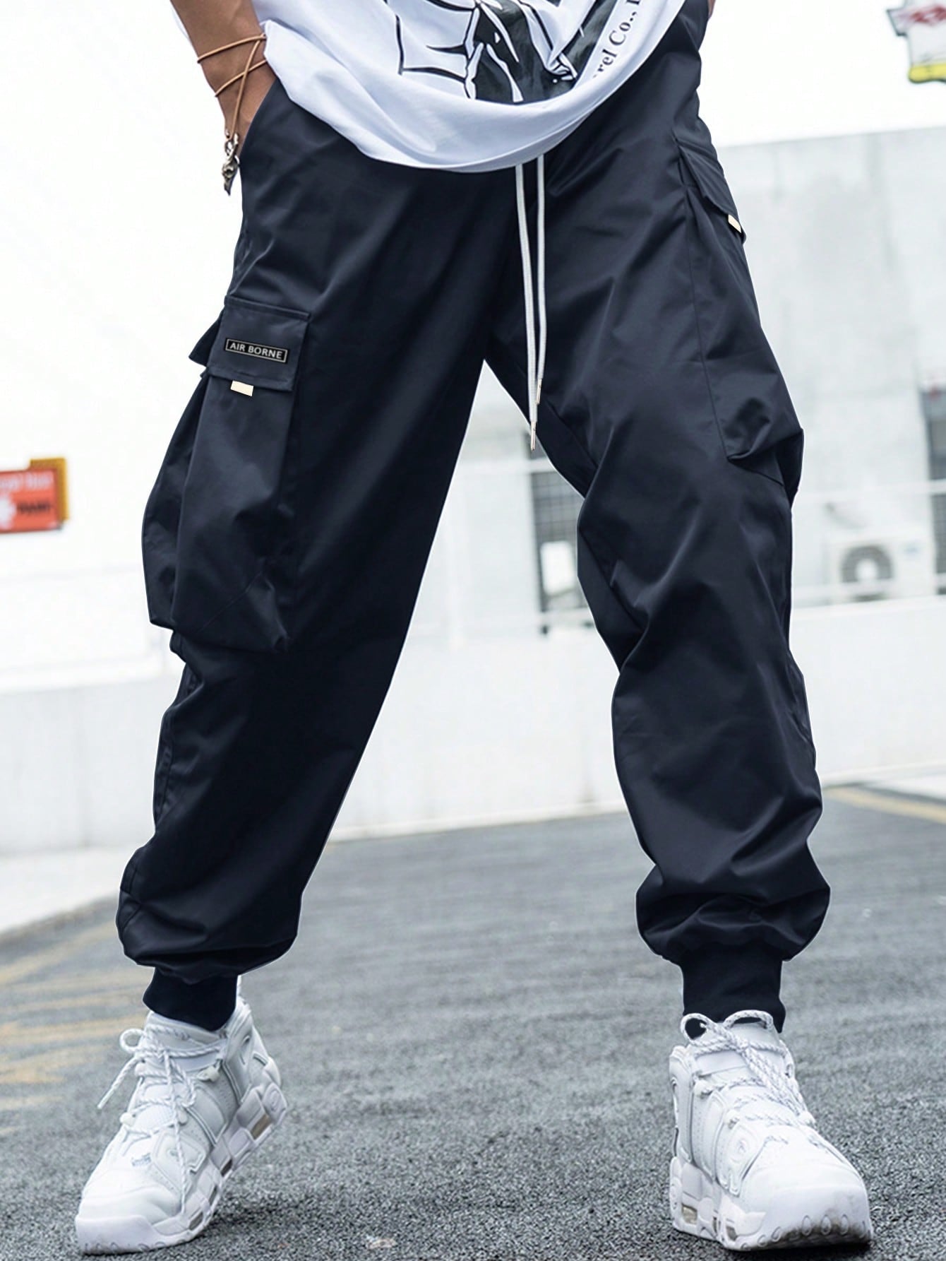 Calça Masculina Cargo Com Estampa Gráfica E Bolsos Sobrepostos Calça Masculina Cargo Com Estampa Gráfica E Bolsos