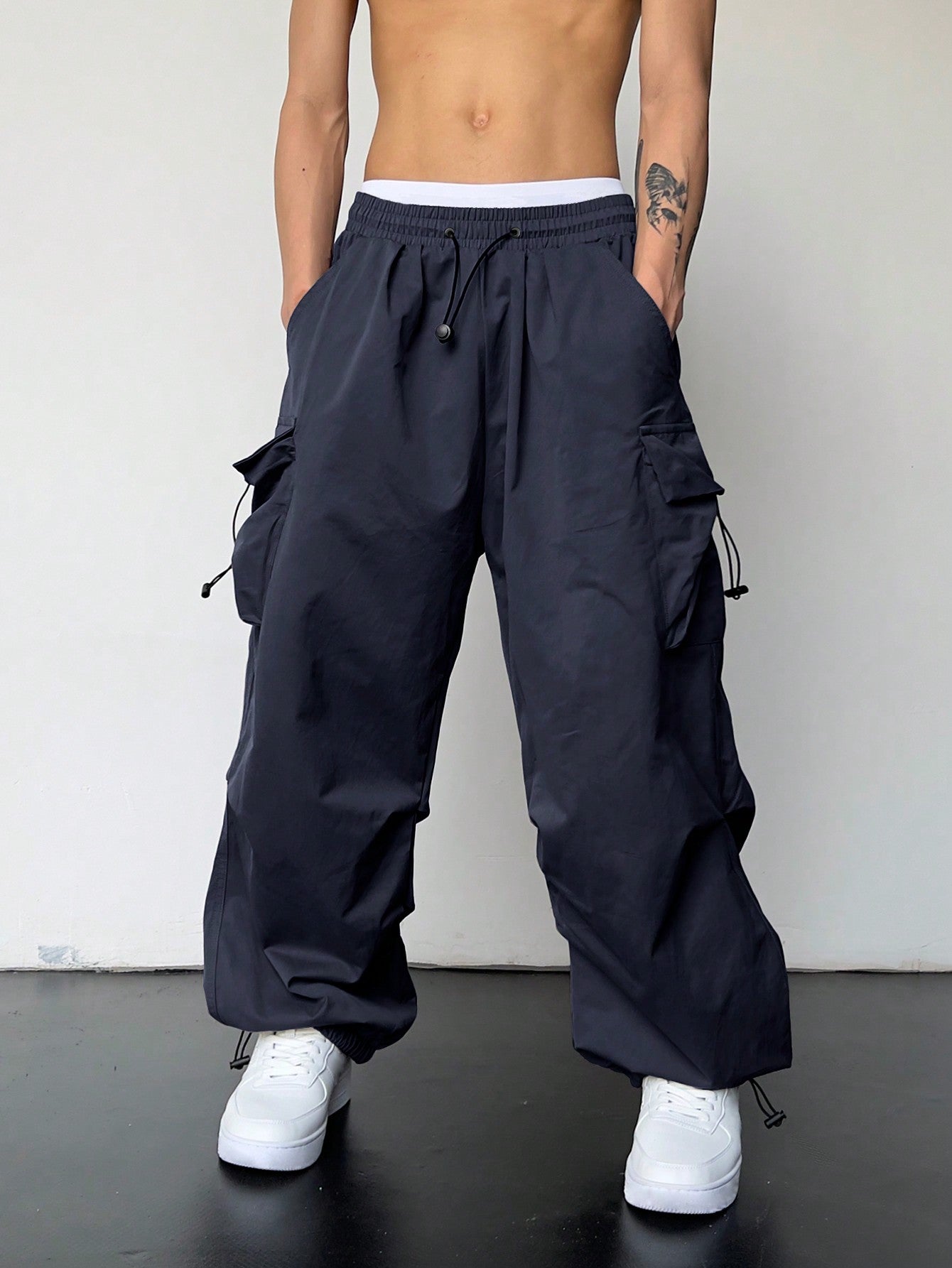 Calça Masculina Cargo Oversized Bolsos Sobrepostos Azul Marinho / PP Calça Masculina Cargo Oversized Bolsos Sobrepostos