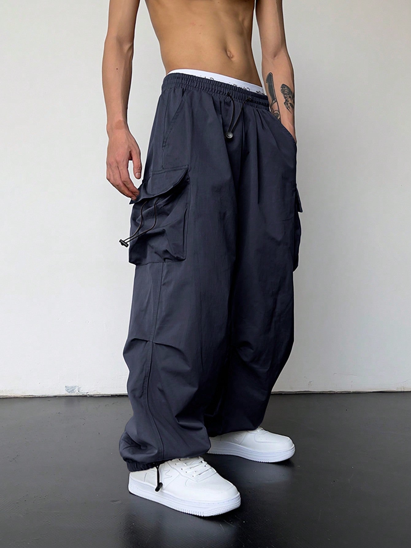 Calça Masculina Cargo Oversized Bolsos Sobrepostos Calça Masculina Cargo Oversized Bolsos Sobrepostos