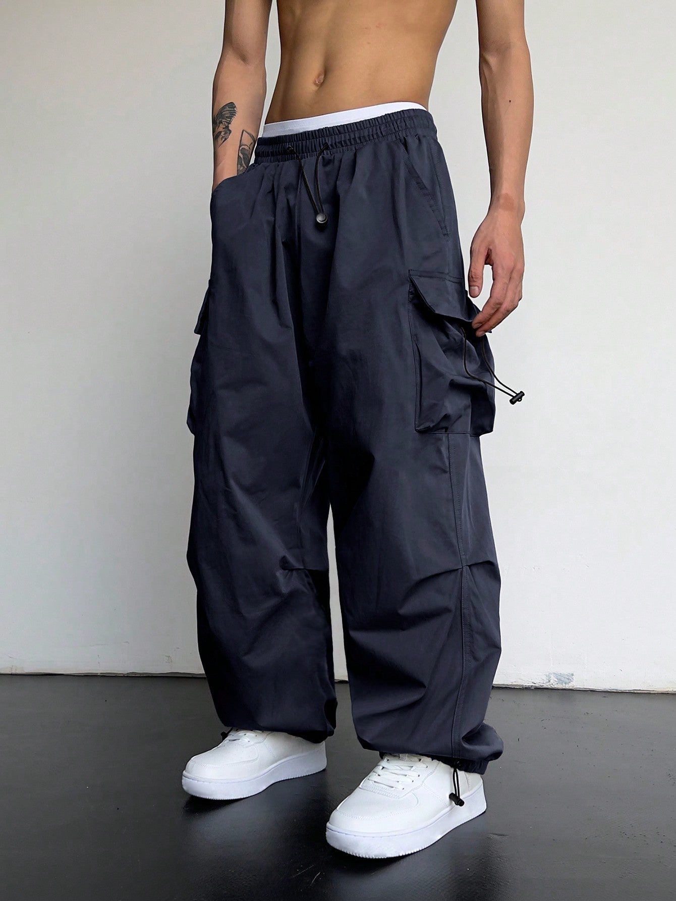 Calça Masculina Cargo Oversized Bolsos Sobrepostos Calça Masculina Cargo Oversized Bolsos Sobrepostos