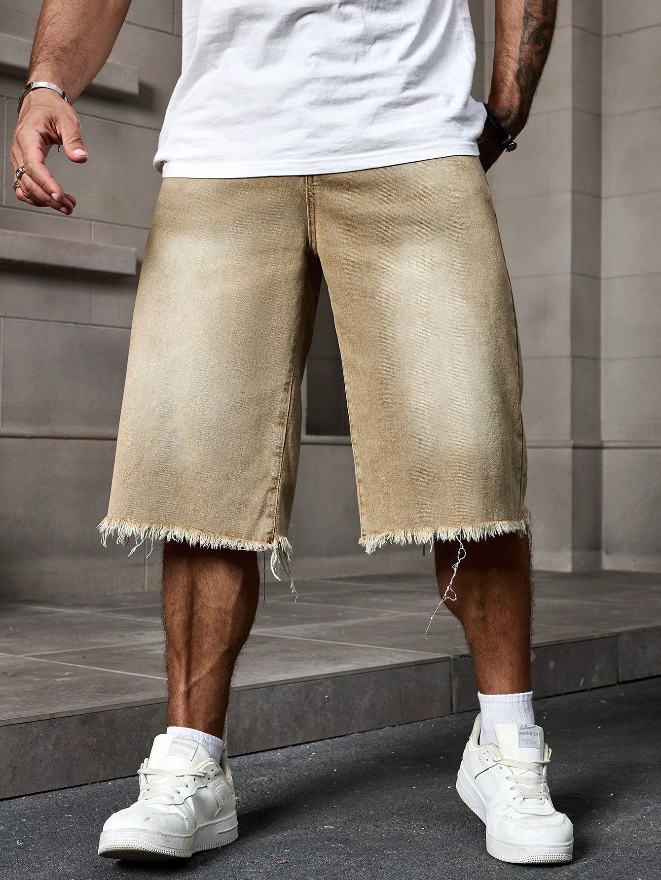 Shorts Masculino Jeans Patchwork Com Lavagem Estonada Caqui / PP Shorts Masculino Jeans Destroyed Com Barra Desfiada