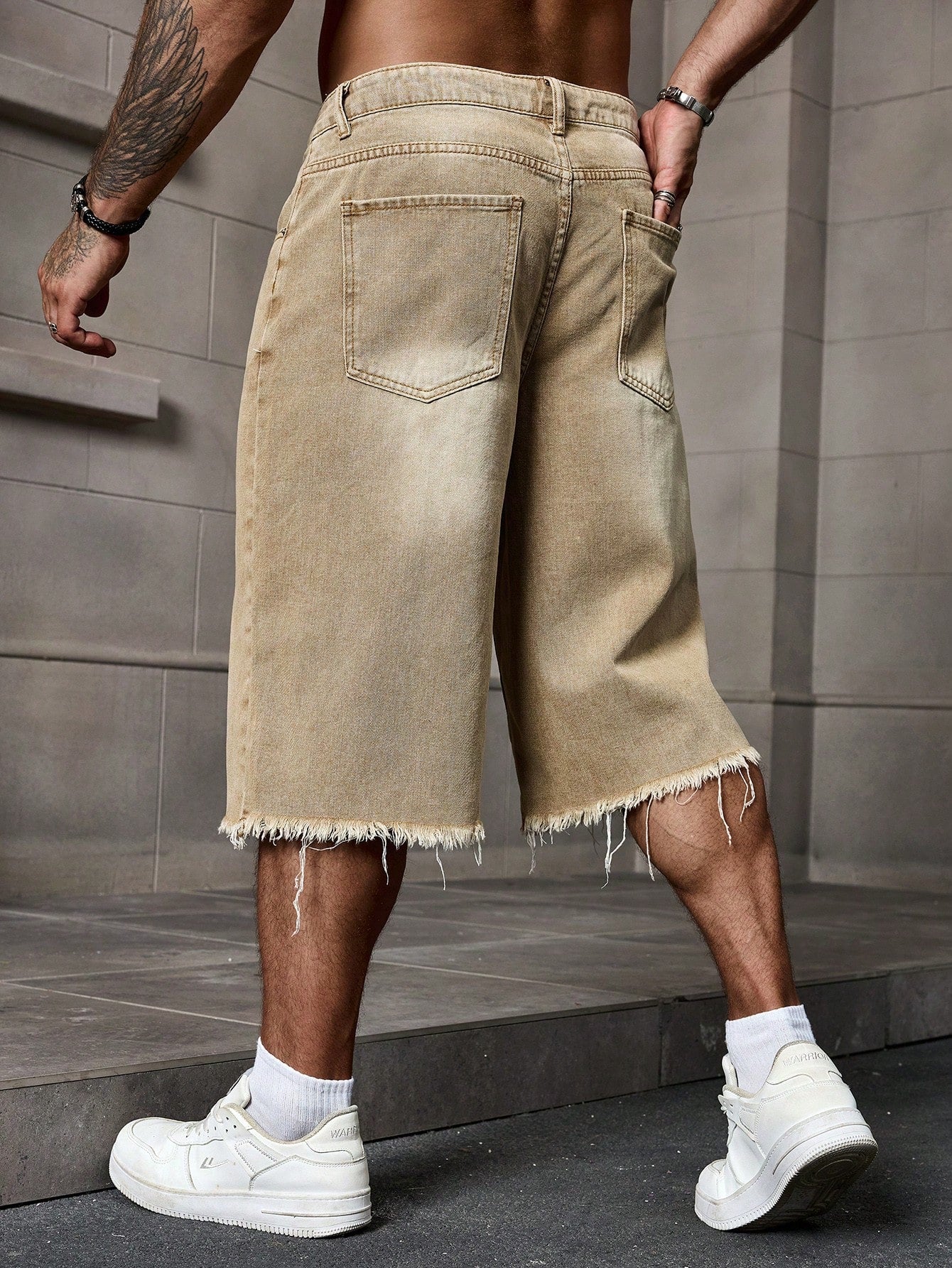 Shorts Masculino Jeans Patchwork Com Lavagem Estonada Shorts Masculino Jeans Destroyed Com Barra Desfiada