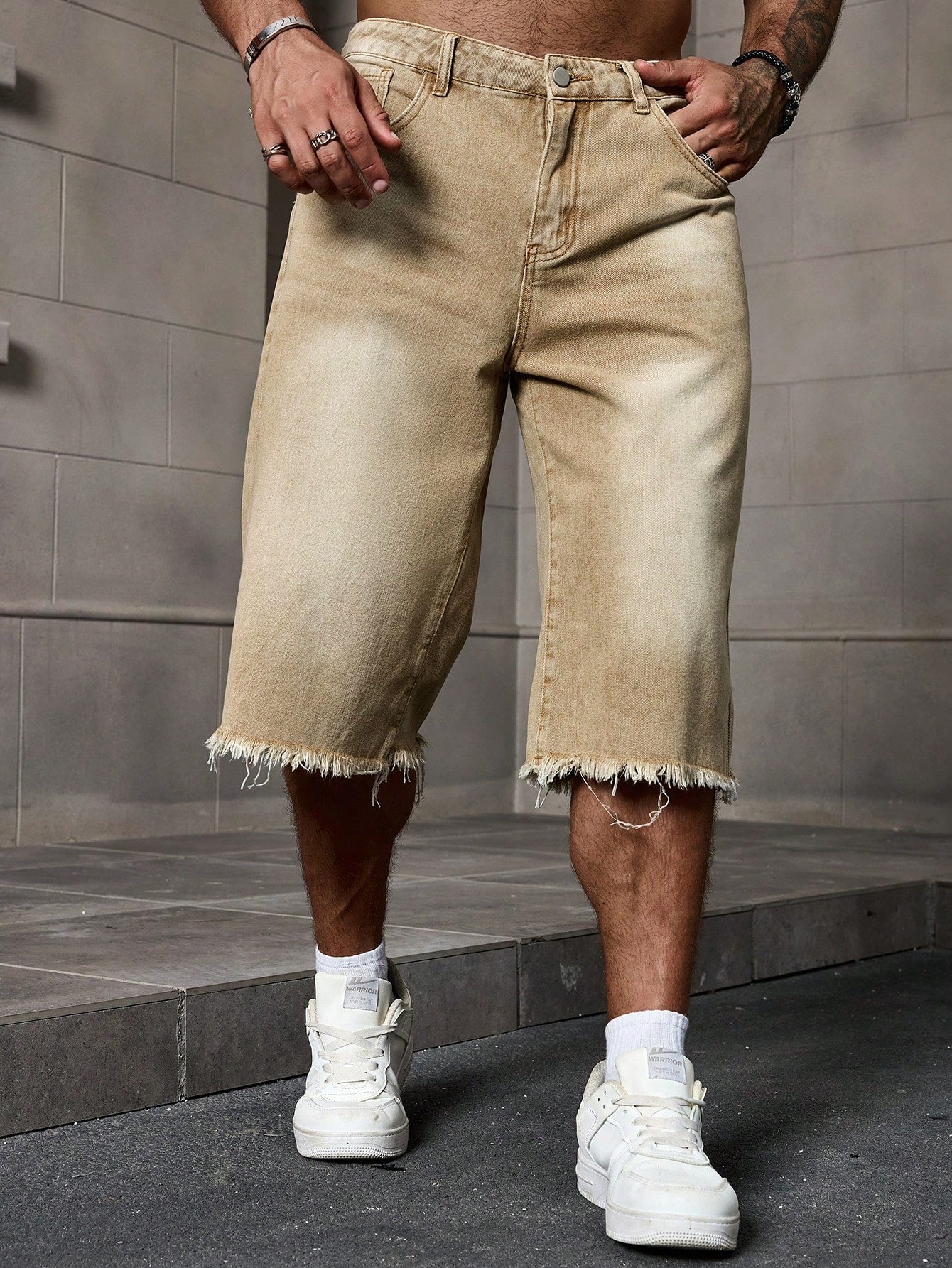 Shorts Masculino Jeans Patchwork Com Lavagem Estonada Shorts Masculino Jeans Destroyed Com Barra Desfiada