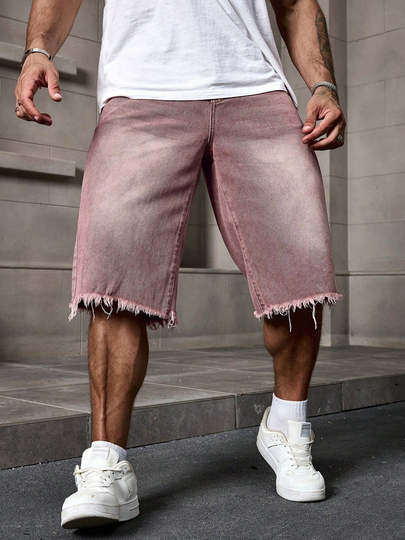 Shorts Masculino Jeans Patchwork Com Lavagem Estonada Shorts Masculino Jeans Destroyed Com Barra Desfiada