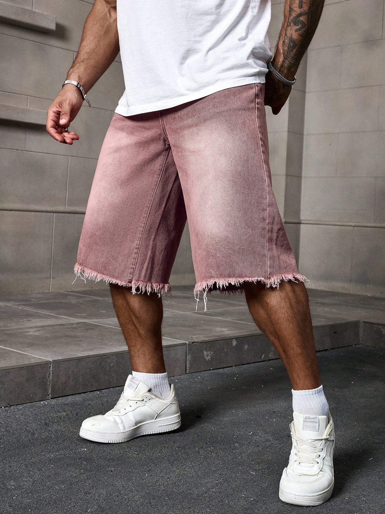 Shorts Masculino Jeans Patchwork Com Lavagem Estonada Shorts Masculino Jeans Destroyed Com Barra Desfiada