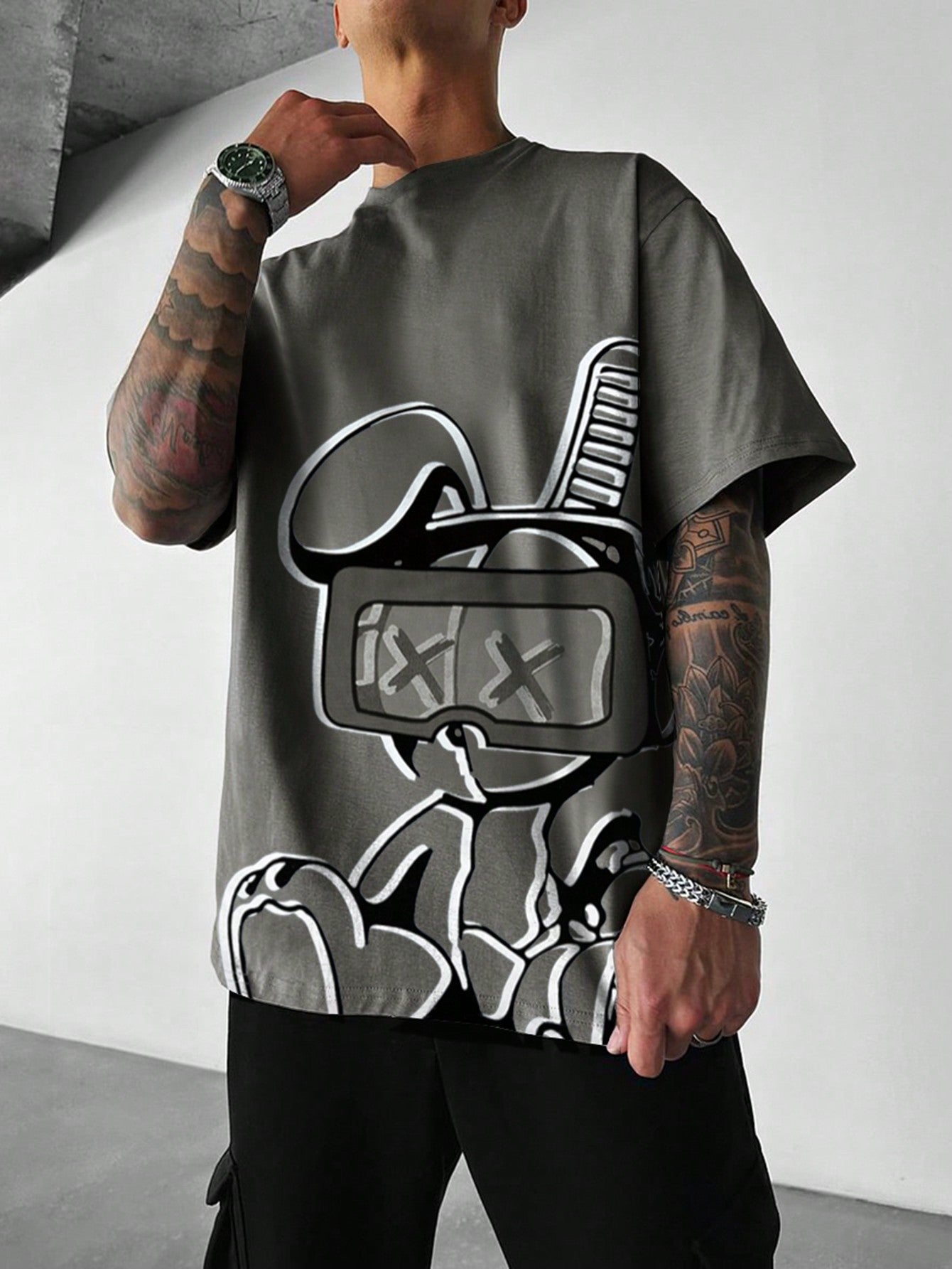 Camiseta Masculina Estampa Urbana Boneco Óculos Chumbo / PP Camiseta Masculina Estampa Urbana Boneco Óculos