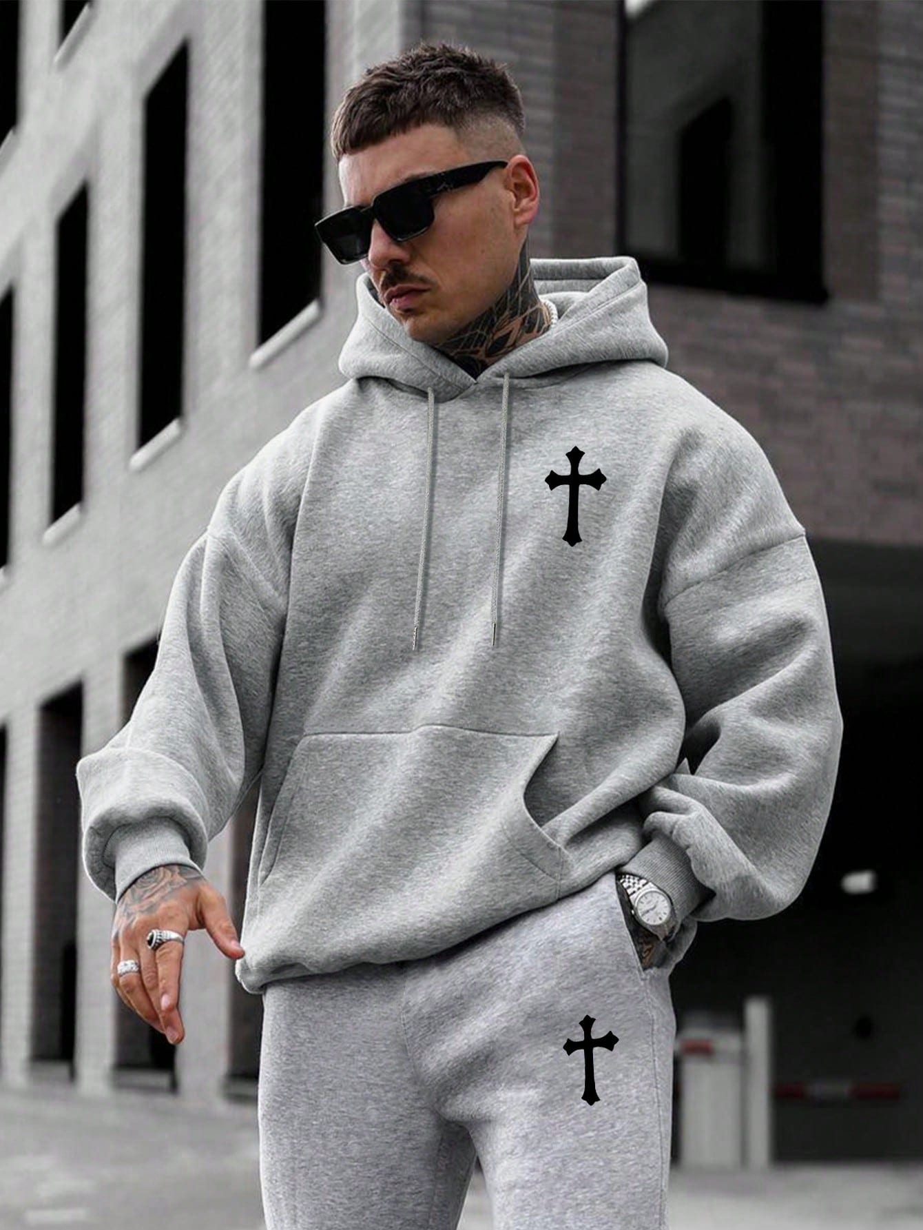 Conjunto Masculino Moletom Estampa Cruz E Calça Jogger Cós Ajustável Cinza / PP Conjunto Masculino Moletom Estampa Cruz