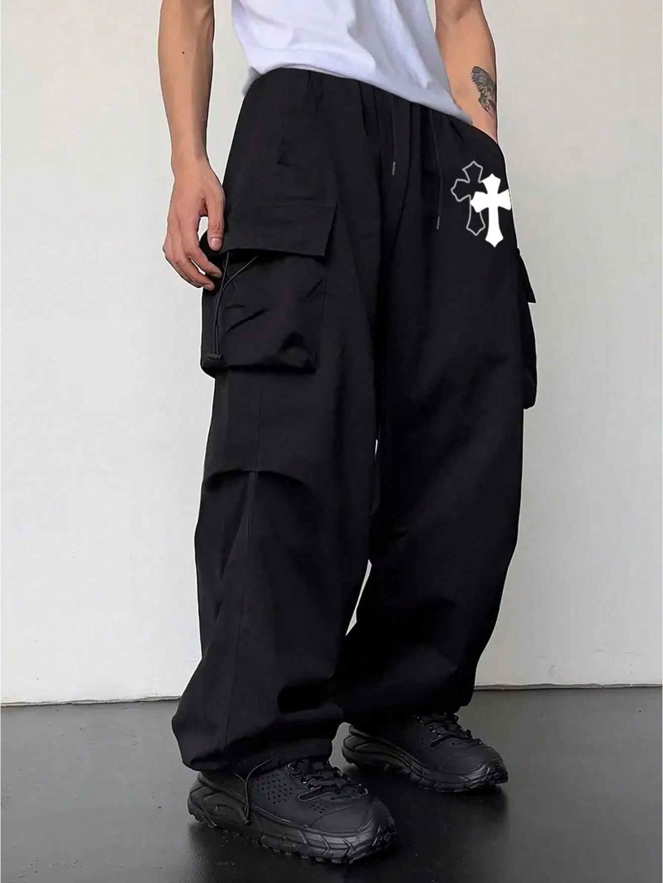 Calça Masculina Cargo Wide Leg Com Cruz Estilizada Calça Masculina Cargo Wide Leg Com Cruz Estilizada