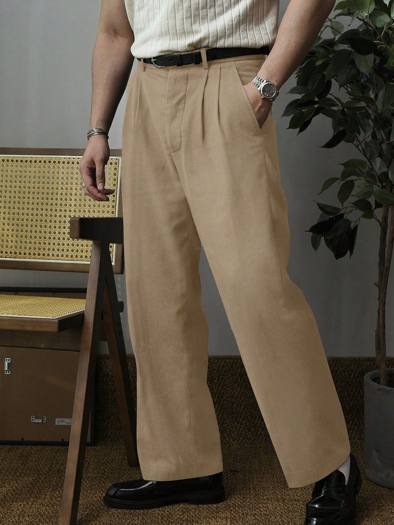 Calça Masculina Alfaiataria Com Pregas E Corte Reto Elegante Calça Masculina Alfaiataria Com Pregas E Corte Reto