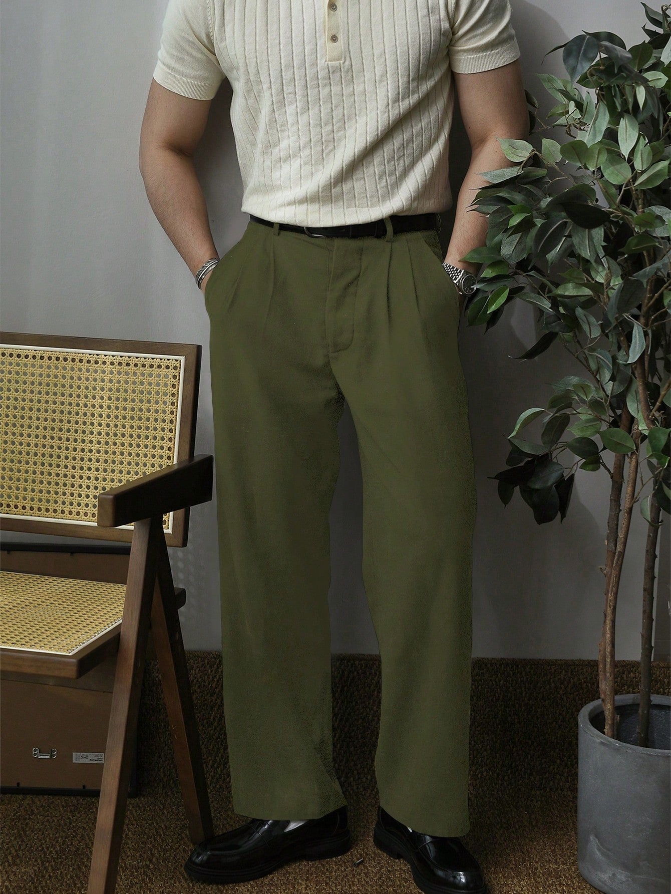 Calça Masculina Alfaiataria Com Pregas E Corte Reto Elegante Verde Militar / PP Calça Masculina Alfaiataria Com Pregas