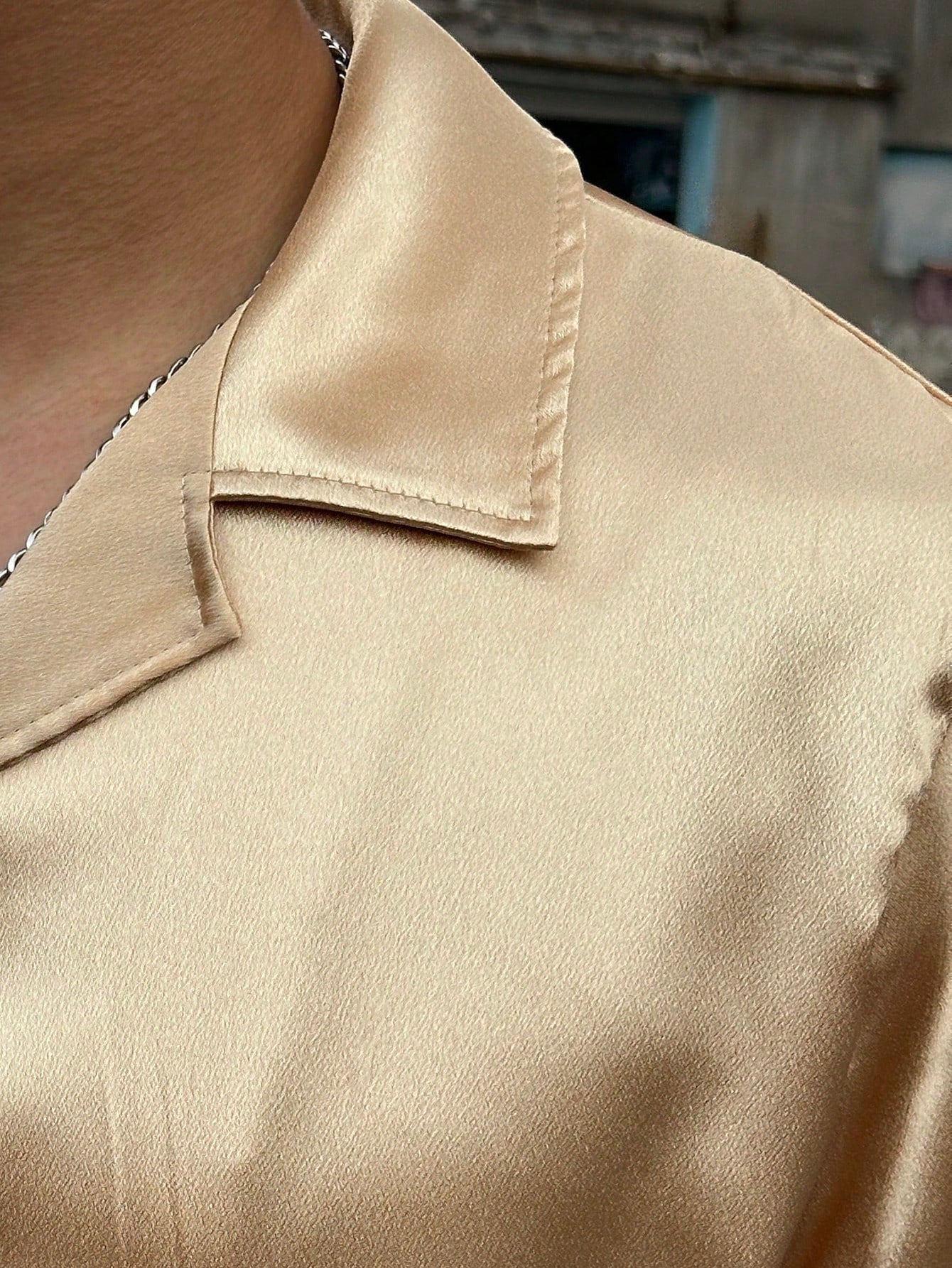 Camisa Masculina De Botão Acetinada Detalhes Listrados Camisa Masculina De Botão Acetinada Detalhes Listrados