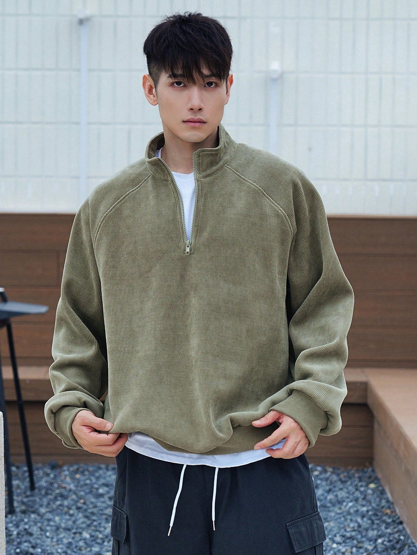 Moletom Masculino Zíper Alto Em Veludo Cotelê Verde Militar / PP Moletom Masculino Zíper Alto Em Veludo Cotelê