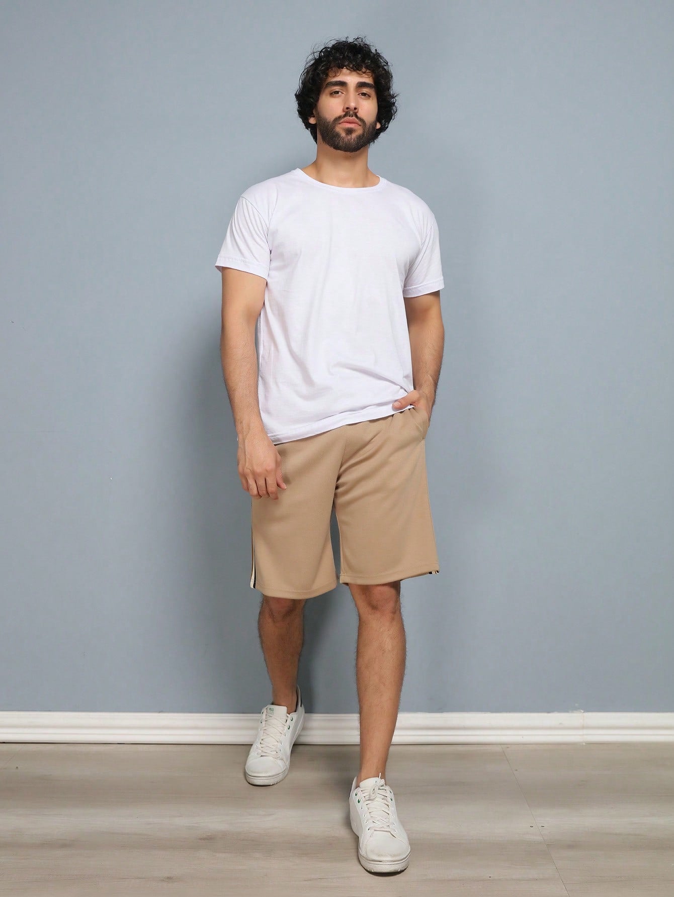 Bermuda Masculina Com Listras Laterais E Estilo Esportivo Bermuda Masculina Com Listras Laterais E Estilo Esportivo