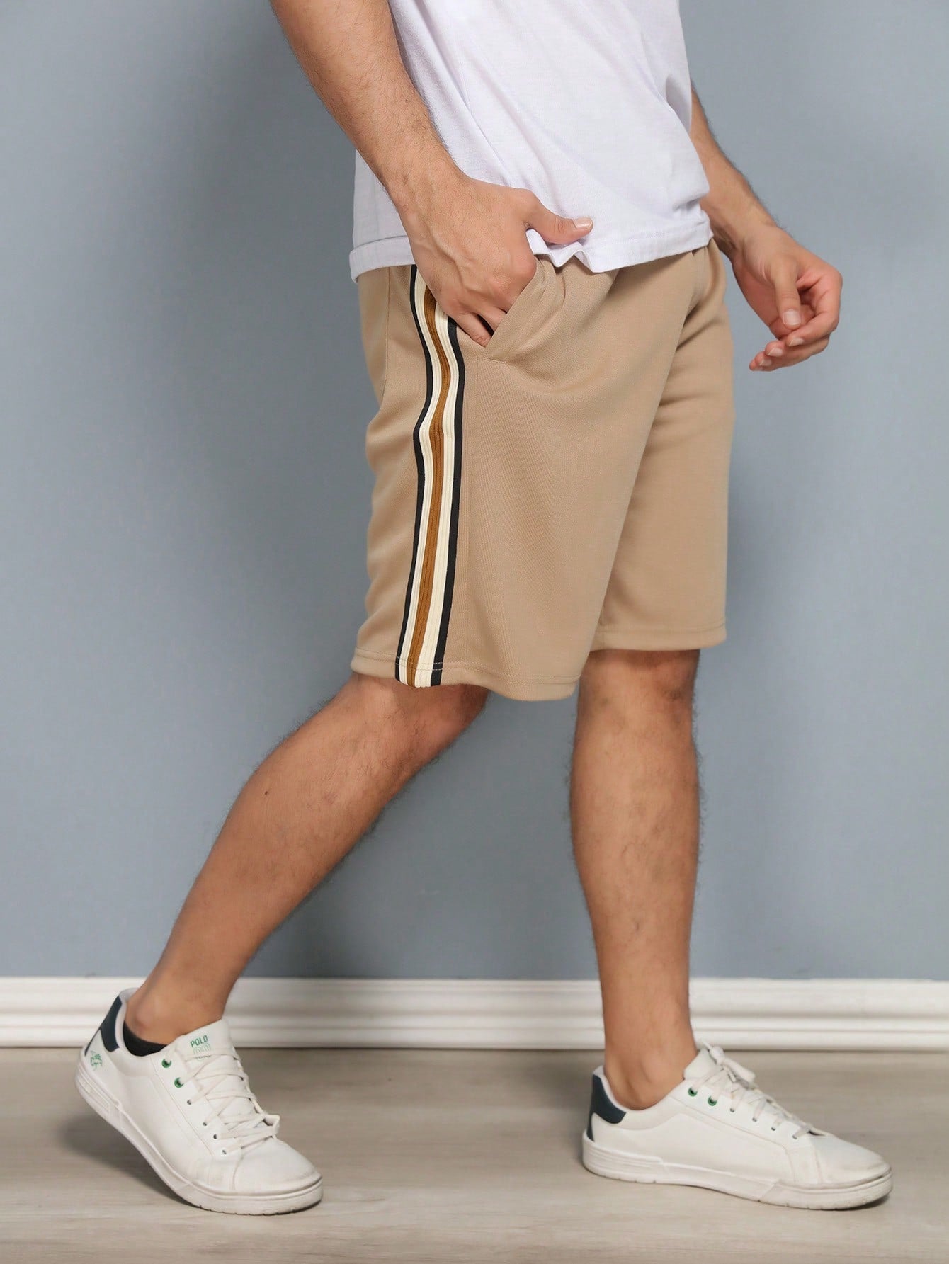 Bermuda Masculina Com Listras Laterais E Estilo Esportivo Bege / PP Bermuda Masculina Com Listras Laterais E Estilo