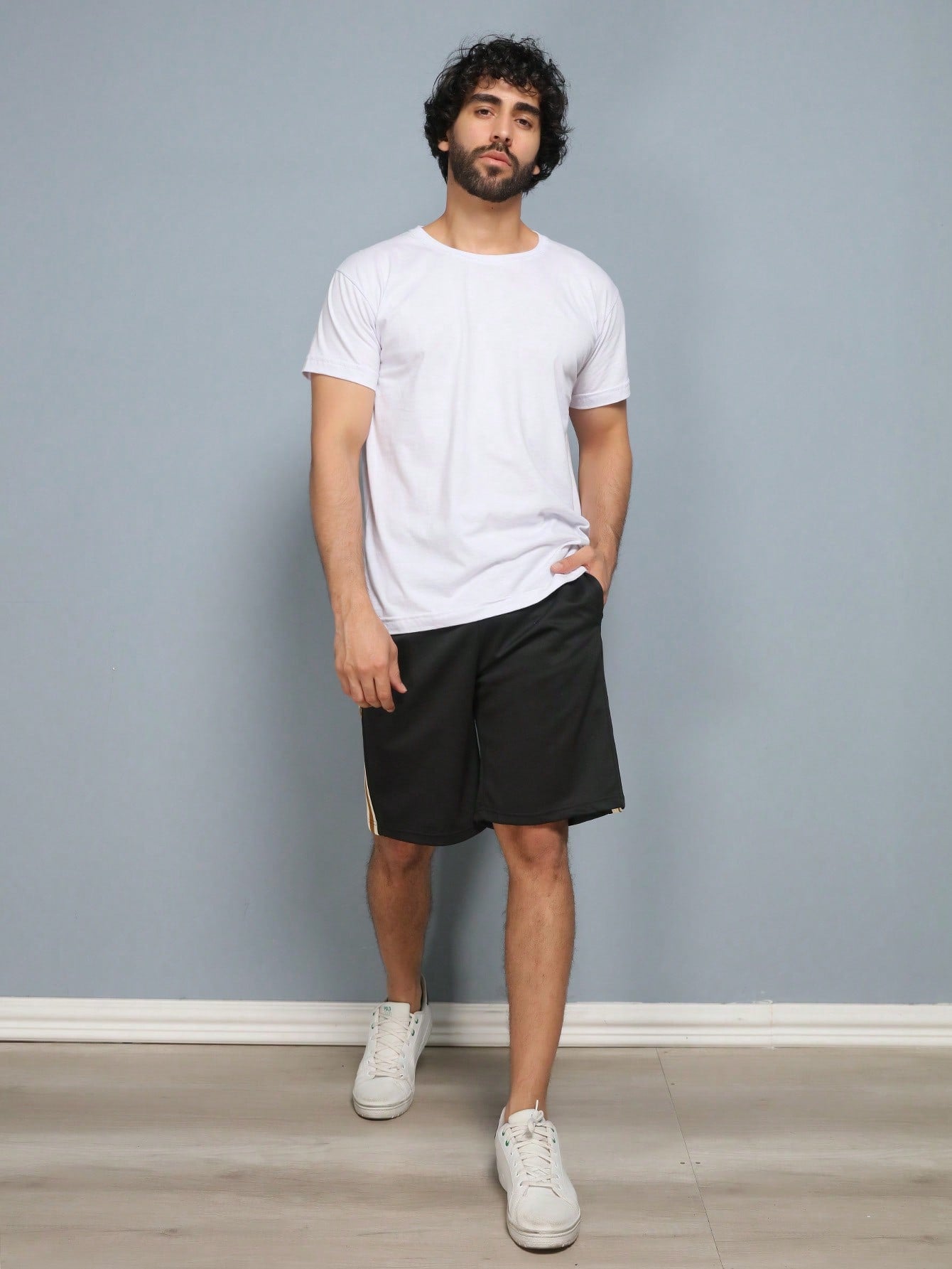 Bermuda Masculina Com Listras Laterais E Estilo Esportivo Preto / PP Bermuda Masculina Com Listras Laterais E Estilo