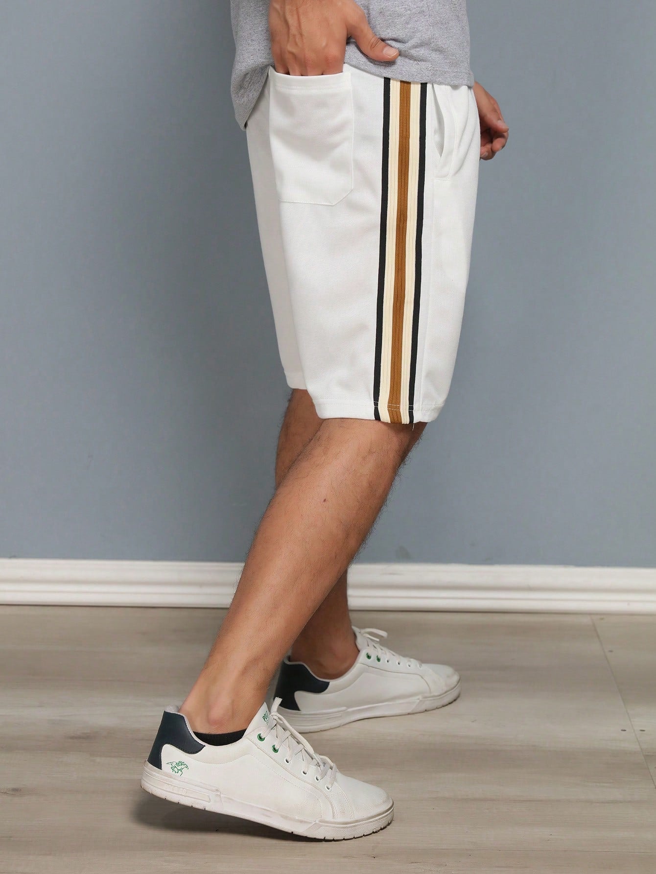 Bermuda Masculina Com Listras Laterais E Estilo Esportivo Bermuda Masculina Com Listras Laterais E Estilo Esportivo