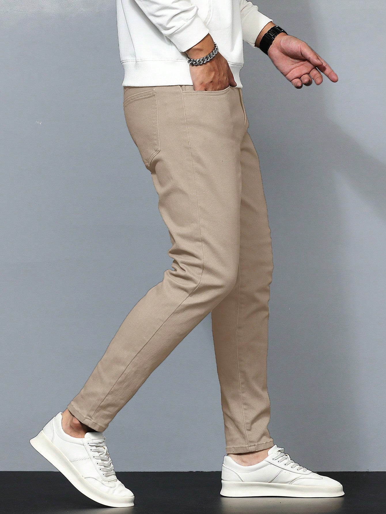 Calça Masculina Jeans Slim Fit Com Bolsos Diagonais E Design Moderno Calça Masculina Jeans Slim Fit Com Bolsos