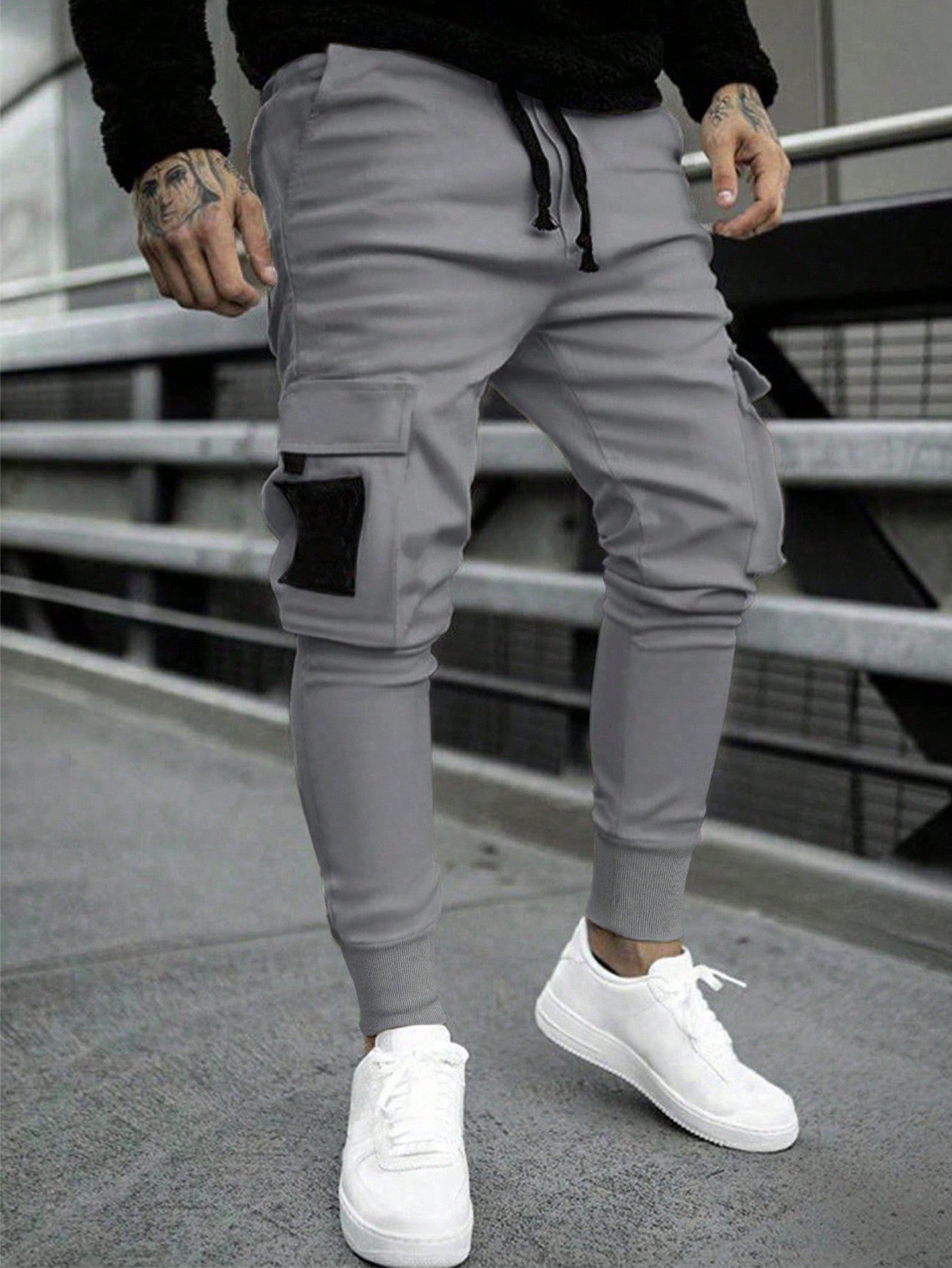 Calça Masculina Cargo Solta Bolsos Sobrepostos E Blocos De Cor Calça Masculina Cargo Solta Bolsos Sobrepostos E Blocos