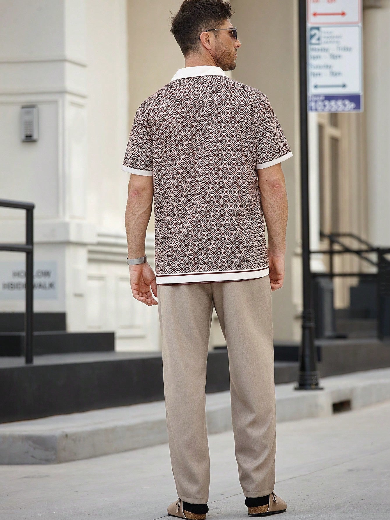 Conjunto Masculino Camisa Contrastante Estampada E Calça Lisa Conjunto Masculino Camisa Contrastante Estampada E Calça