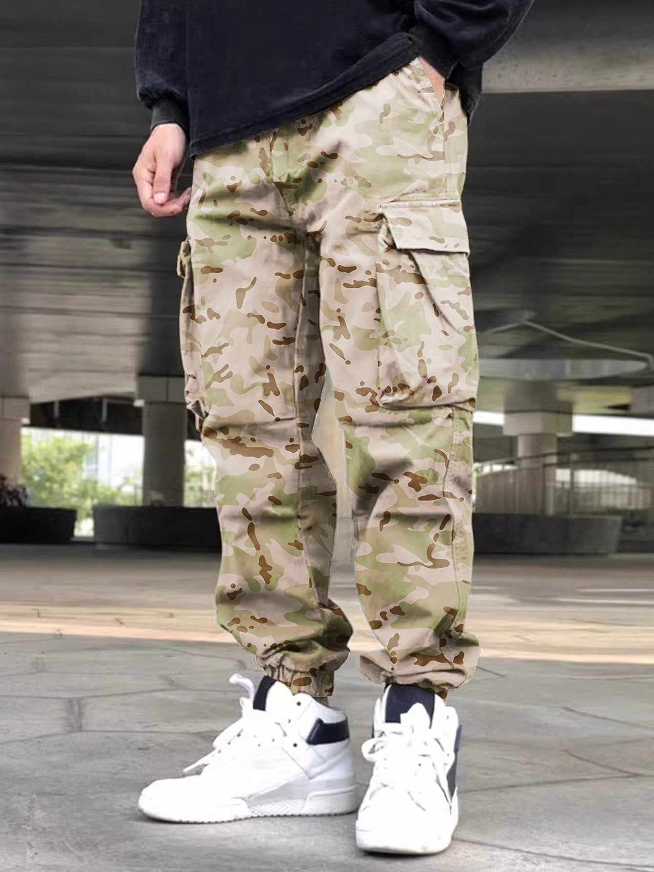 Calça Masculina Casual Com Estampa Completa E Bolsos Funcionais Calça Masculina Casual Com Estampa Completa E Bolsos