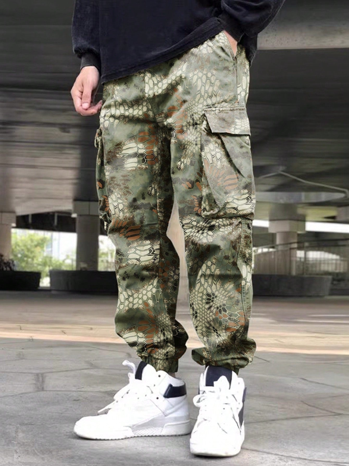 Calça Masculina Casual Com Estampa Completa E Bolsos Funcionais Calça Masculina Casual Com Estampa Completa E Bolsos