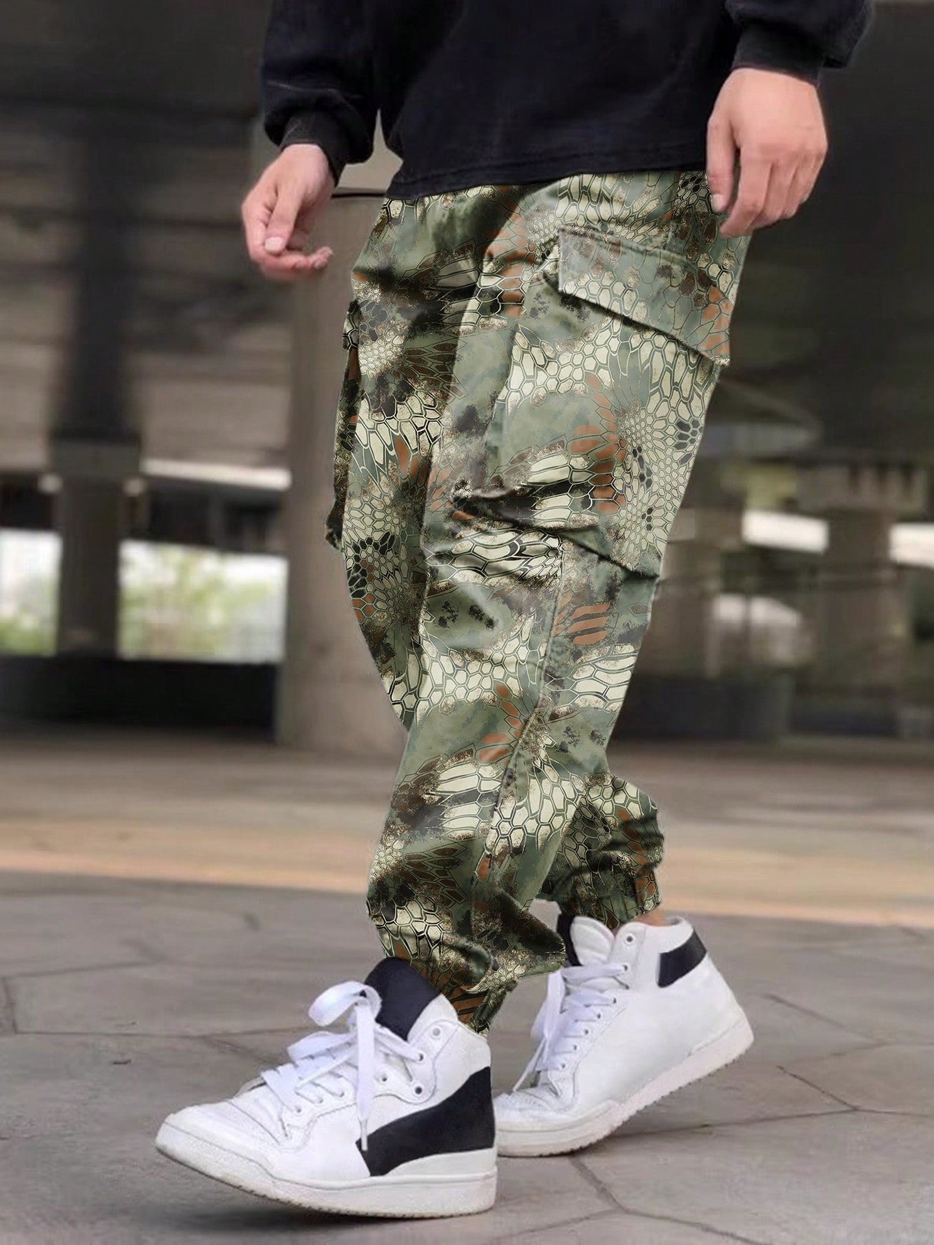 Calça Masculina Casual Com Estampa Completa E Bolsos Funcionais Calça Masculina Casual Com Estampa Completa E Bolsos