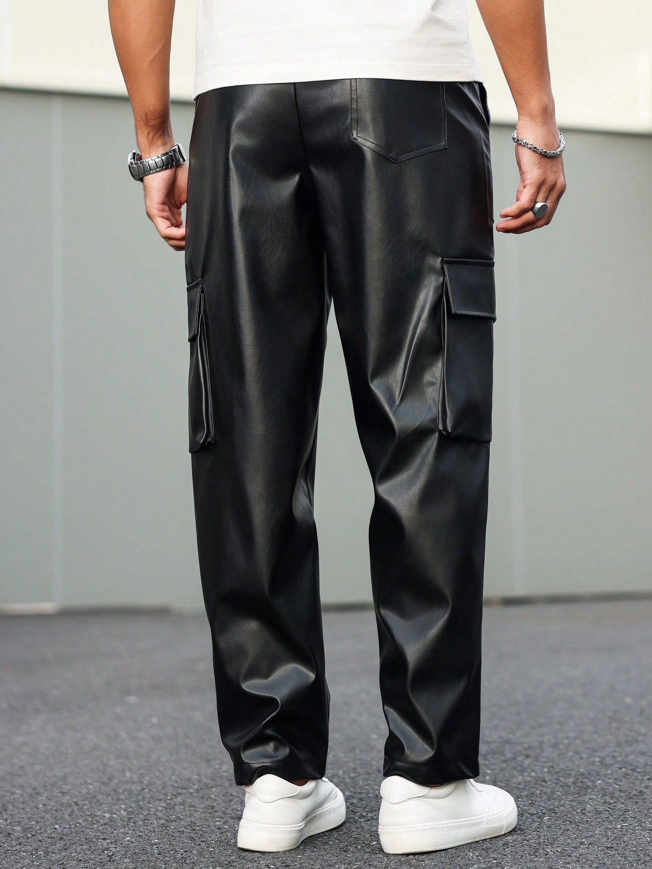 Calça Masculina Jogger Em Couro Sintético Com Estilo Urbano Calça Masculina Jogger Em Couro Sintético Com Estilo Urbano