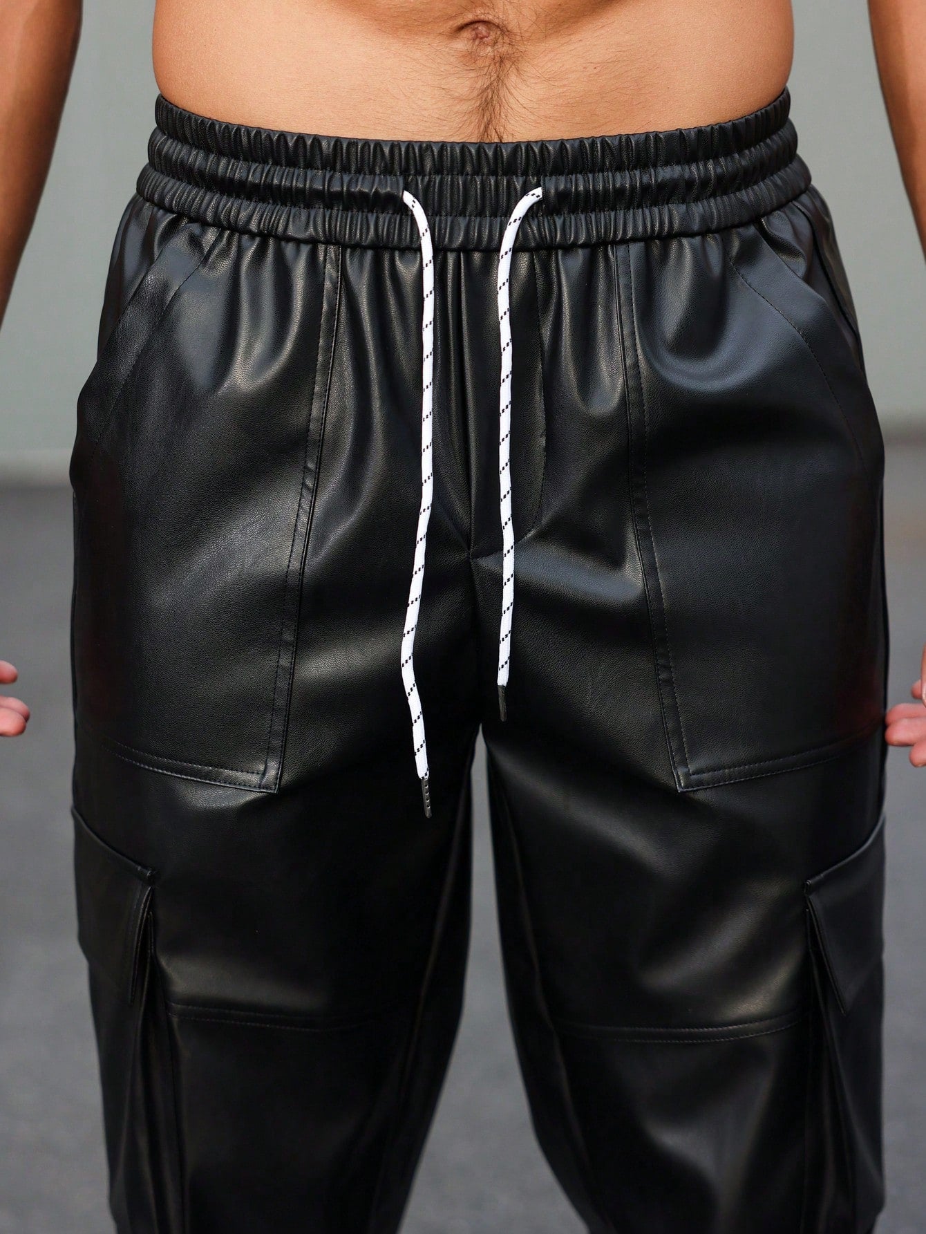 Calça Masculina Jogger Em Couro Sintético Com Estilo Urbano Calça Masculina Jogger Em Couro Sintético Com Estilo Urbano