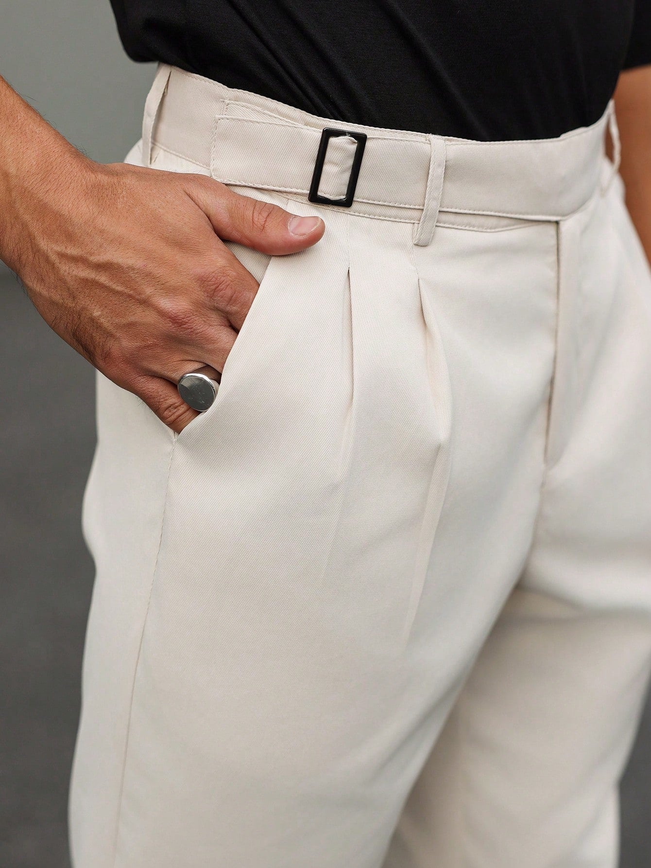 Calça Masculina Alfaiataria Com Cintura Alta E Pregas Frontais Calça Masculina Alfaiataria Com Cintura Alta E Pregas