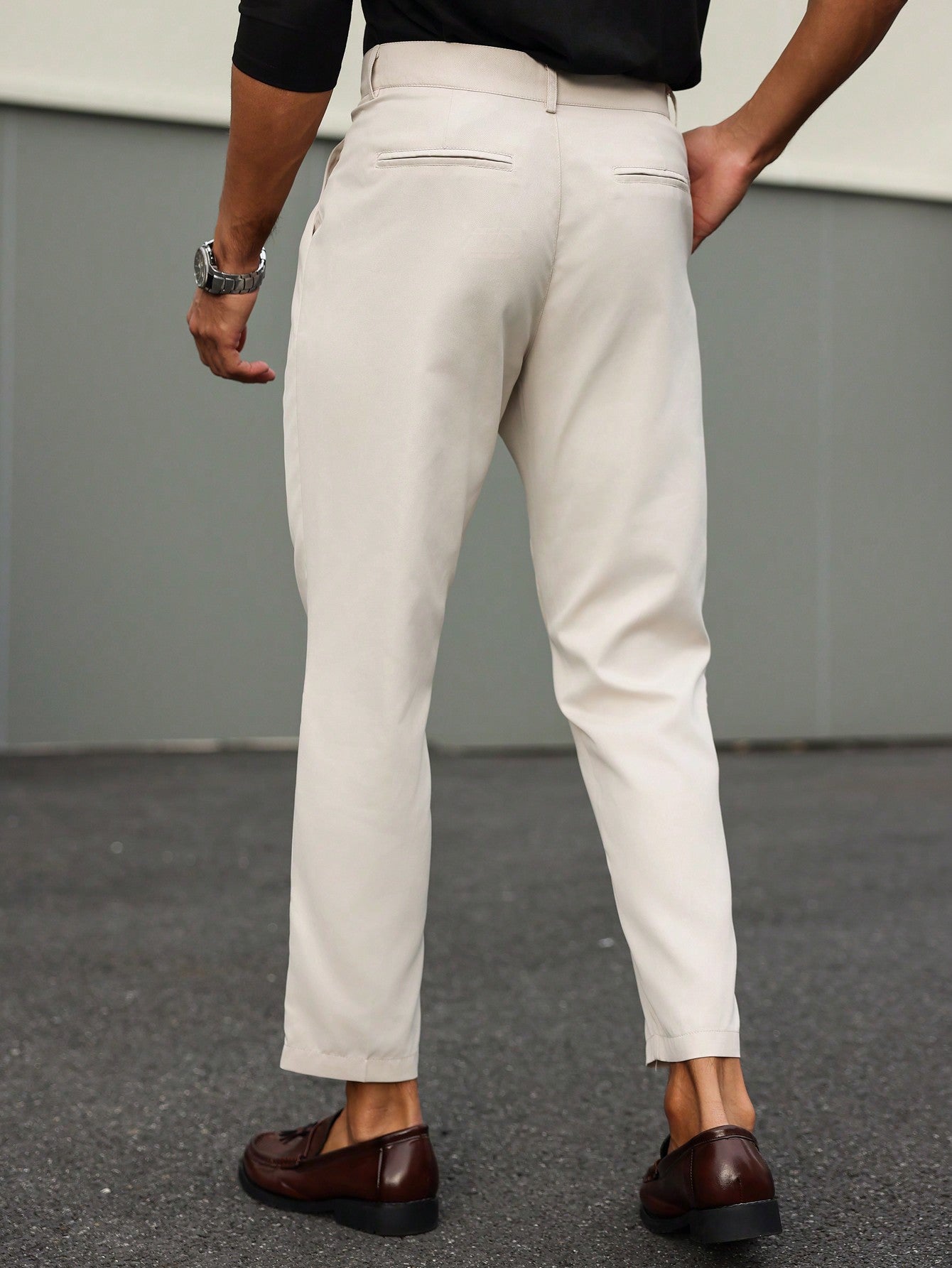 Calça Masculina Alfaiataria Com Cintura Alta E Pregas Frontais Calça Masculina Alfaiataria Com Cintura Alta E Pregas