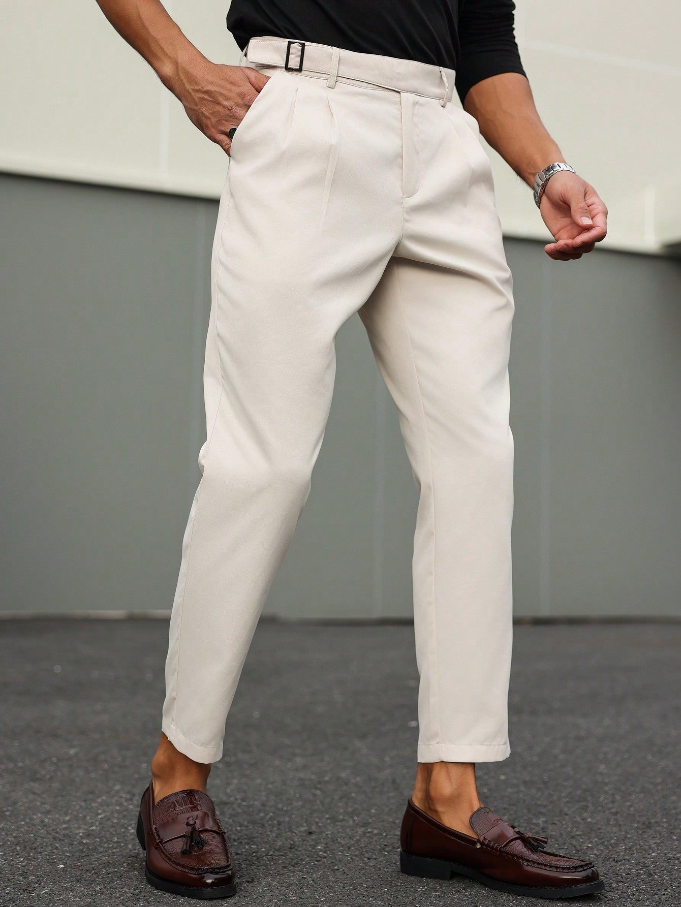 Calça Masculina Alfaiataria Com Cintura Alta E Pregas Frontais Calça Masculina Alfaiataria Com Cintura Alta E Pregas