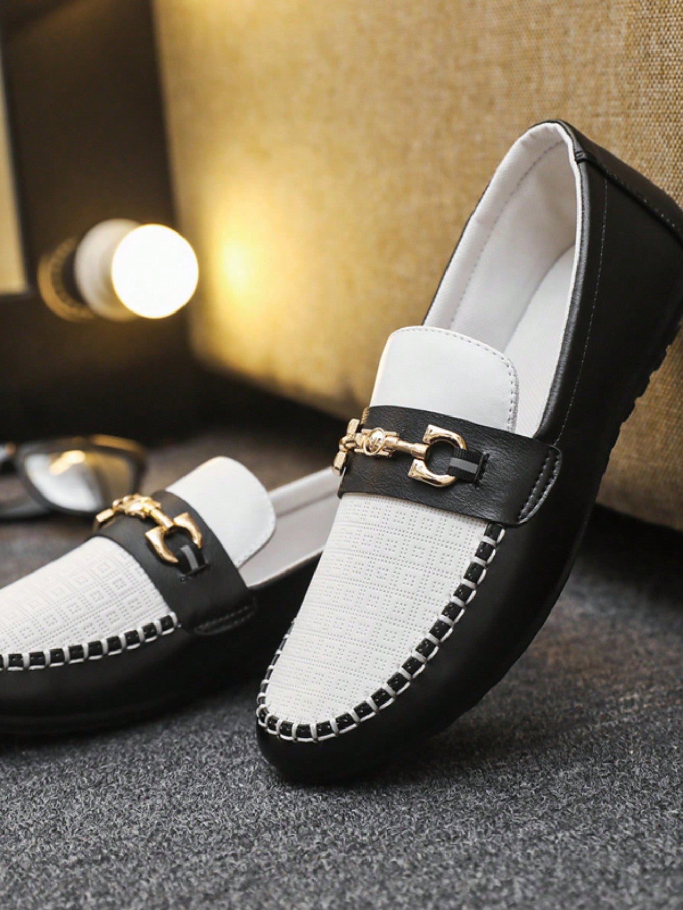 Mocassim Masculino Bicolor Detalhe Metálico Estilo Elegante Mocassim Masculino Bicolor Detalhe Metálico Estilo Elegante