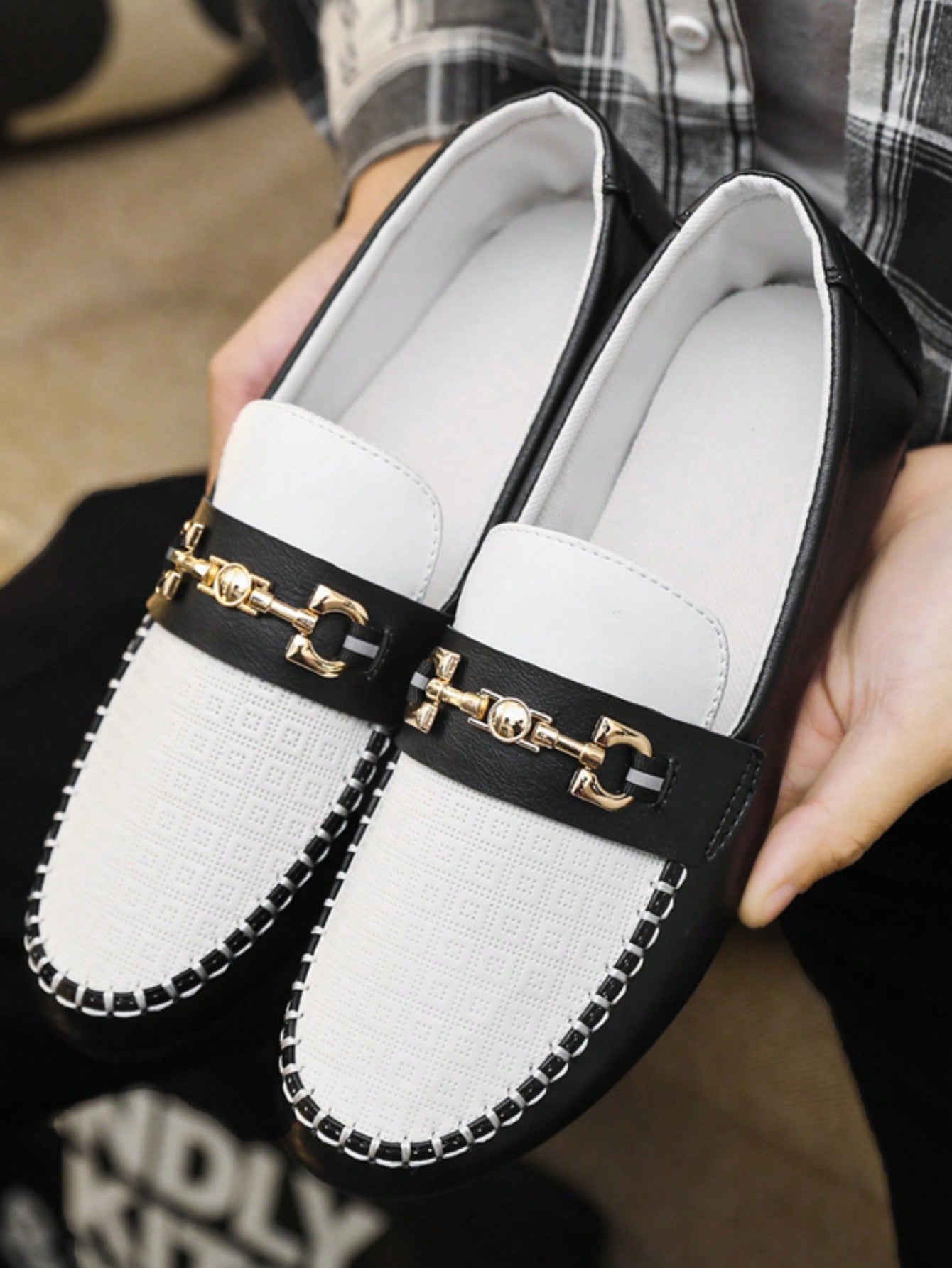 Mocassim Masculino Bicolor Detalhe Metálico Estilo Elegante Mocassim Masculino Bicolor Detalhe Metálico Estilo Elegante