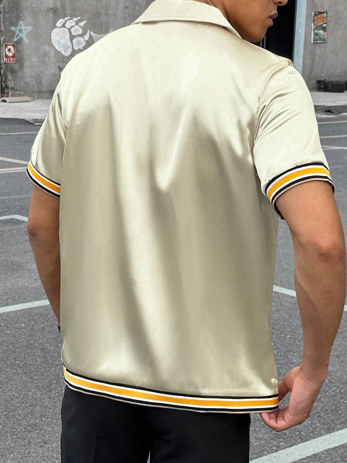 Camisa Masculina De Botão Acetinada Detalhes Listrados Camisa Masculina De Botão Acetinada Detalhes Listrados