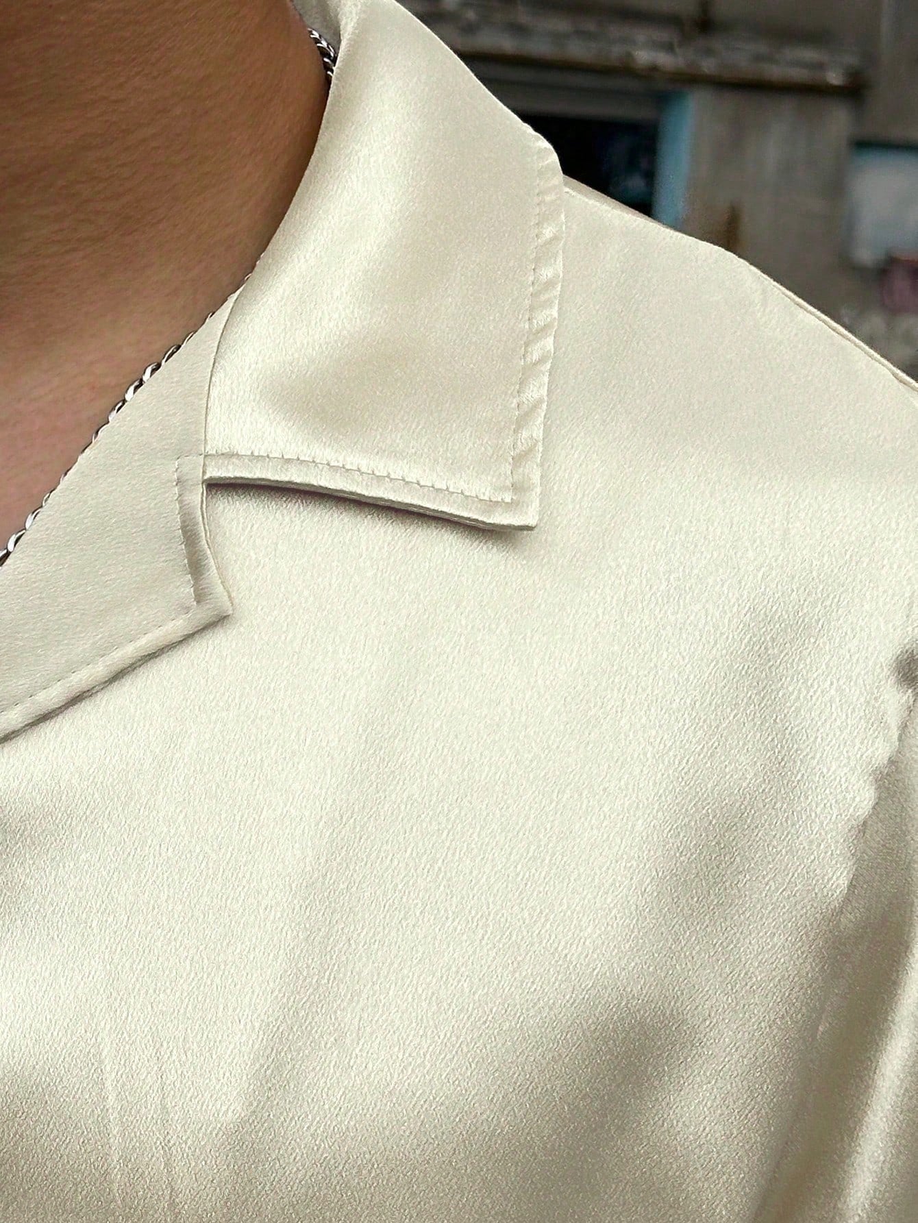 Camisa Masculina De Botão Acetinada Detalhes Listrados Camisa Masculina De Botão Acetinada Detalhes Listrados