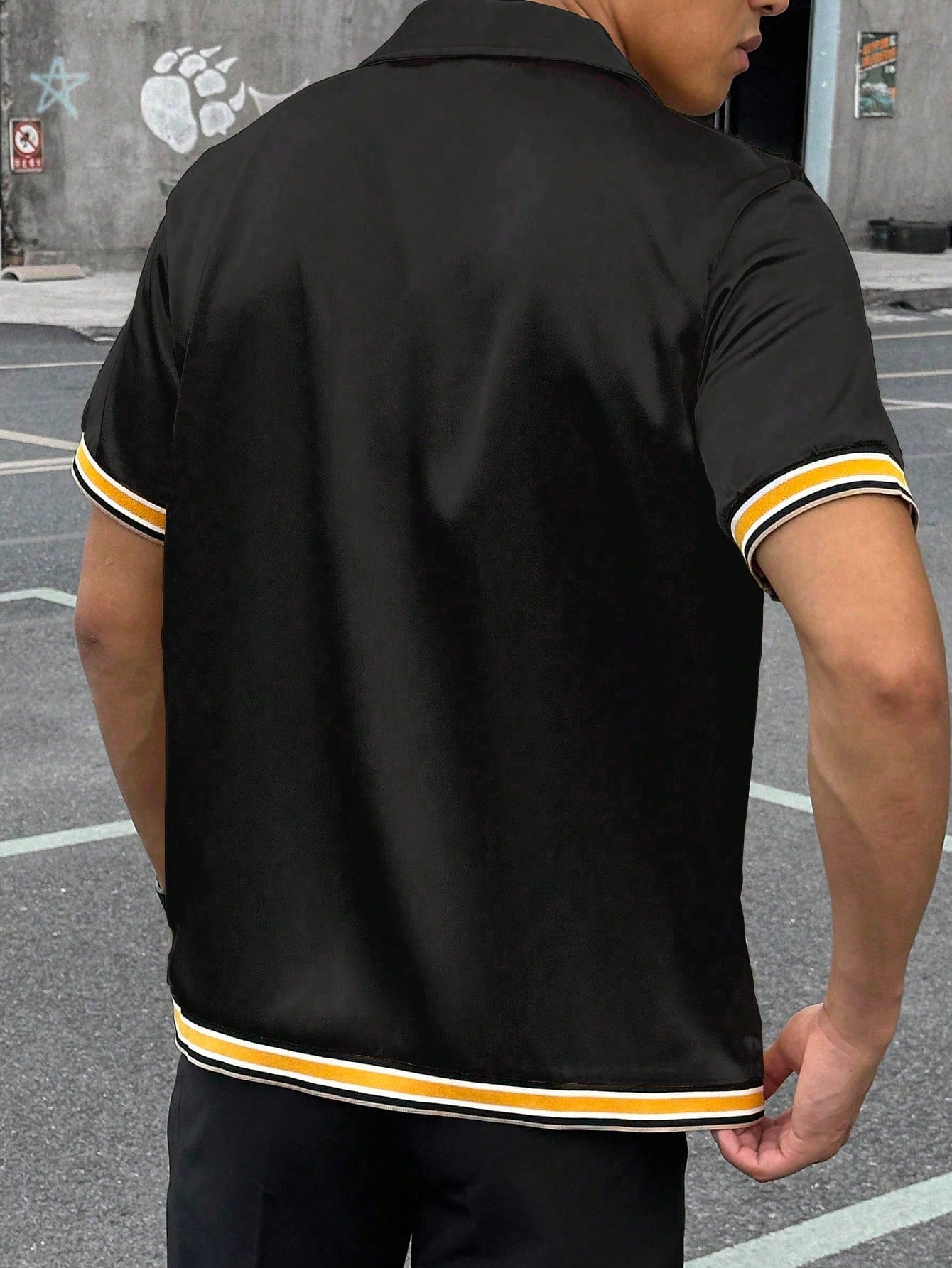 Camisa Masculina De Botão Acetinada Detalhes Listrados Camisa Masculina De Botão Acetinada Detalhes Listrados