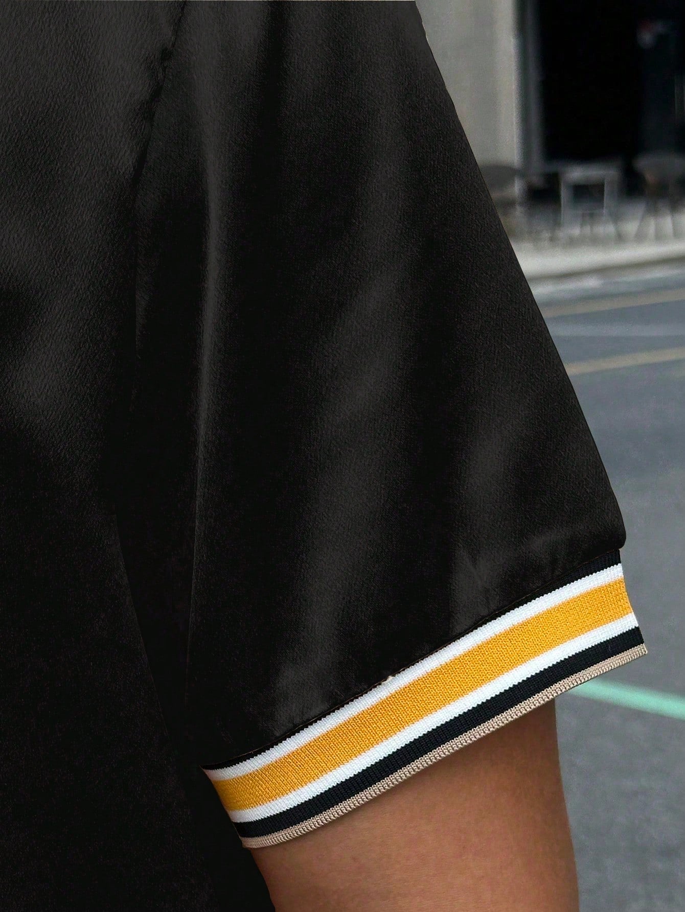 Camisa Masculina De Botão Acetinada Detalhes Listrados Camisa Masculina De Botão Acetinada Detalhes Listrados