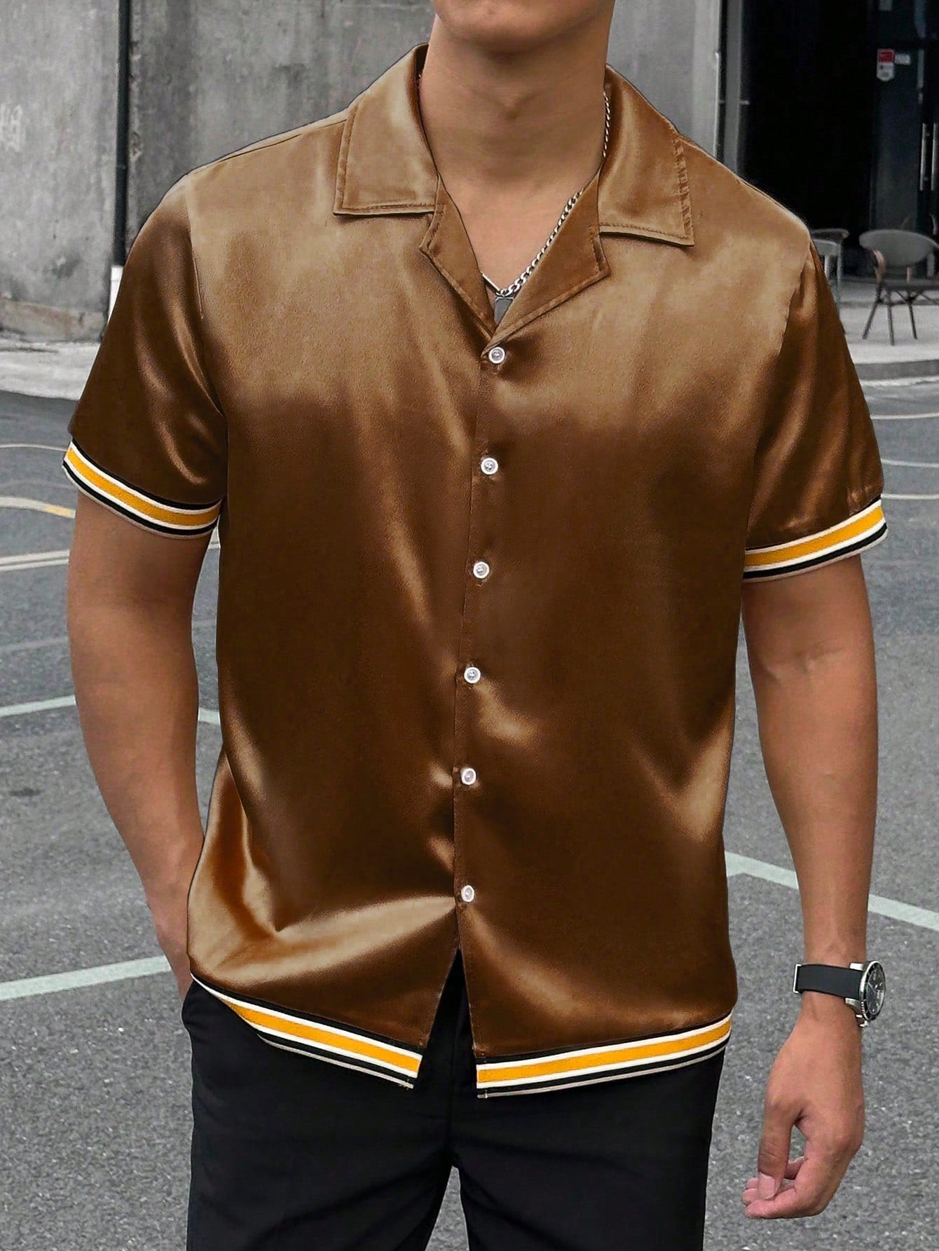 Camisa Masculina De Botão Acetinada Detalhes Listrados Castanho / PP Camisa Masculina De Botão Acetinada Detalhes