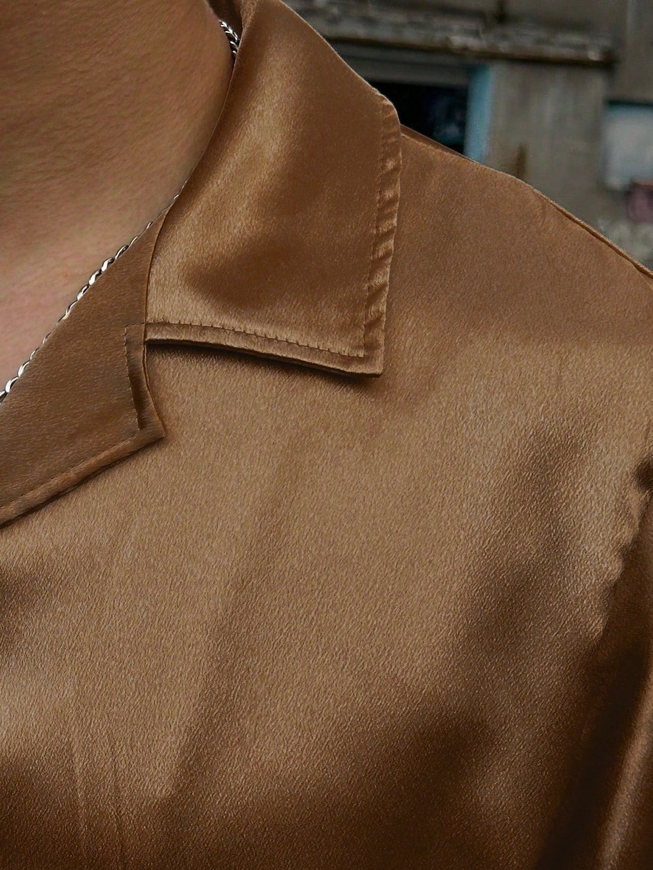 Camisa Masculina De Botão Acetinada Detalhes Listrados Camisa Masculina De Botão Acetinada Detalhes Listrados