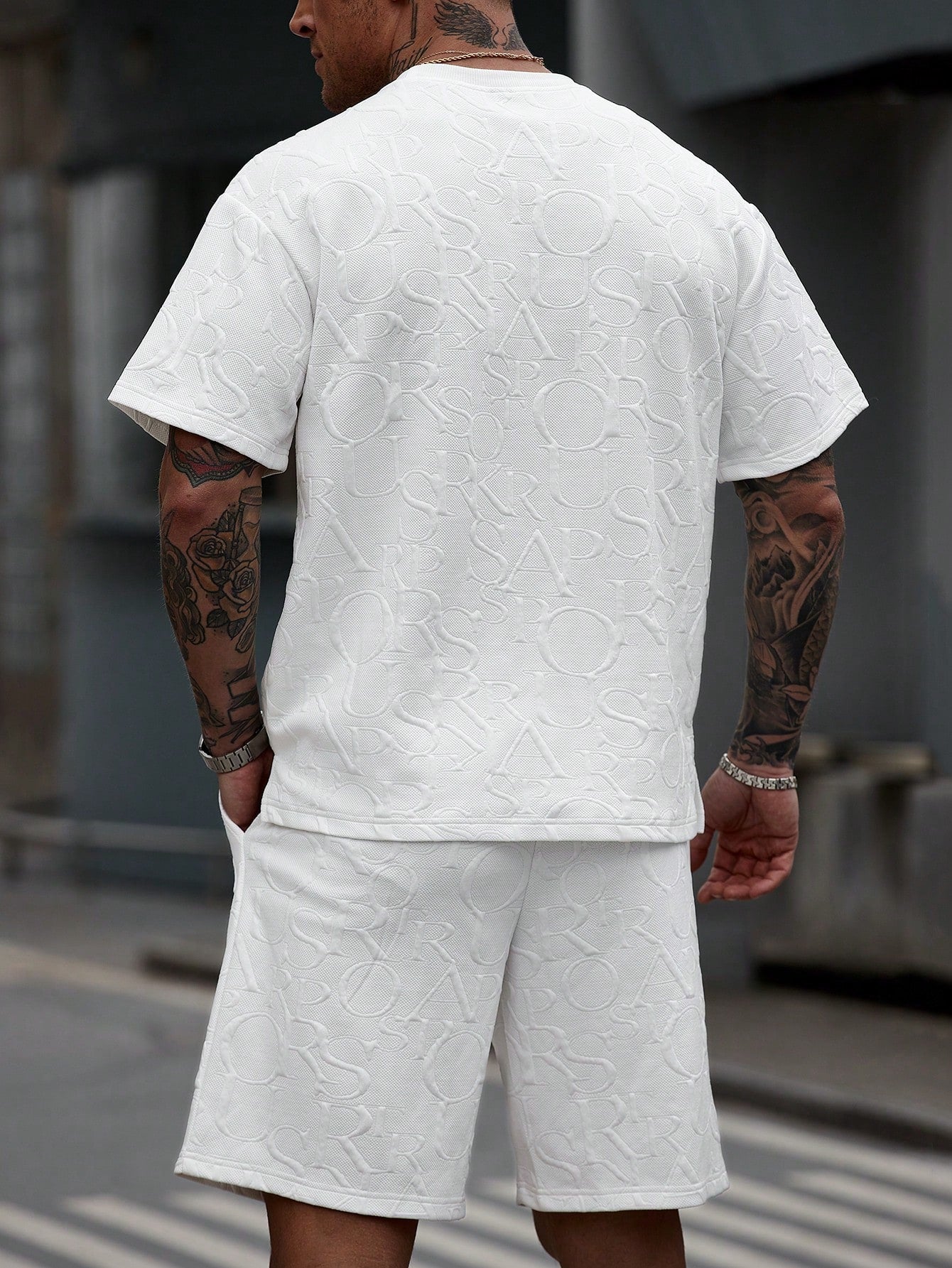 Conjunto Masculino Camiseta Lettering Relevo E Shorts Ajustáveis Conjunto Masculino Camiseta Lettering Relevo E Shorts