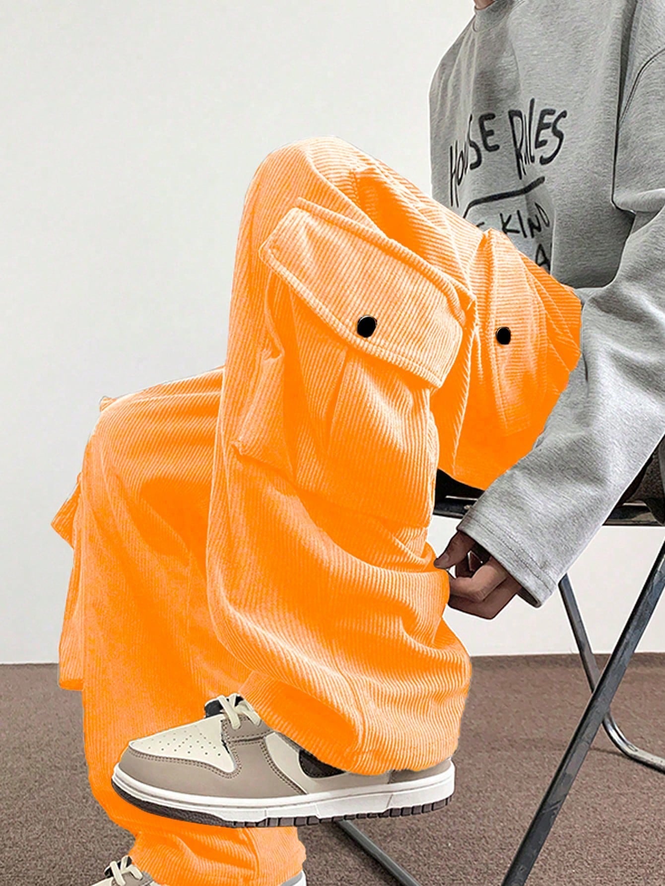 Calça Masculina Cargo Solta Bolsos Sobrepostos E Cintura Ajustável Calça Masculina Cargo Solta Bolsos Sobrepostos E