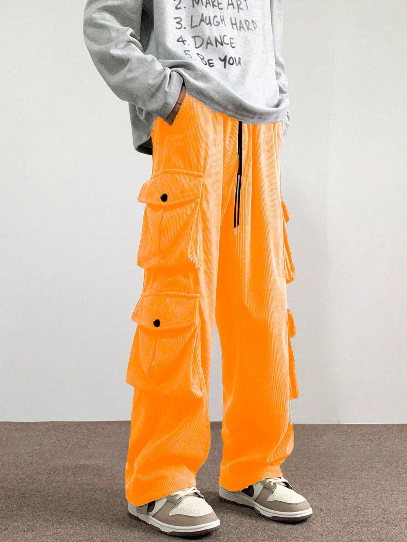 Calça Masculina Cargo Solta Bolsos Sobrepostos E Cintura Ajustável Calça Masculina Cargo Solta Bolsos Sobrepostos E