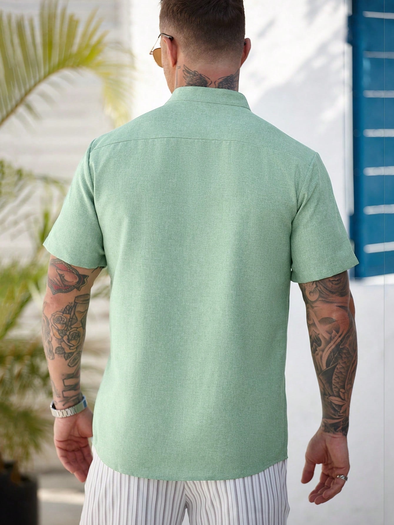 Camisa Masculina Gola Padre Estampa Tropical Botões Frontais Camisa Masculina Gola Padre Estampa Tropical Botões