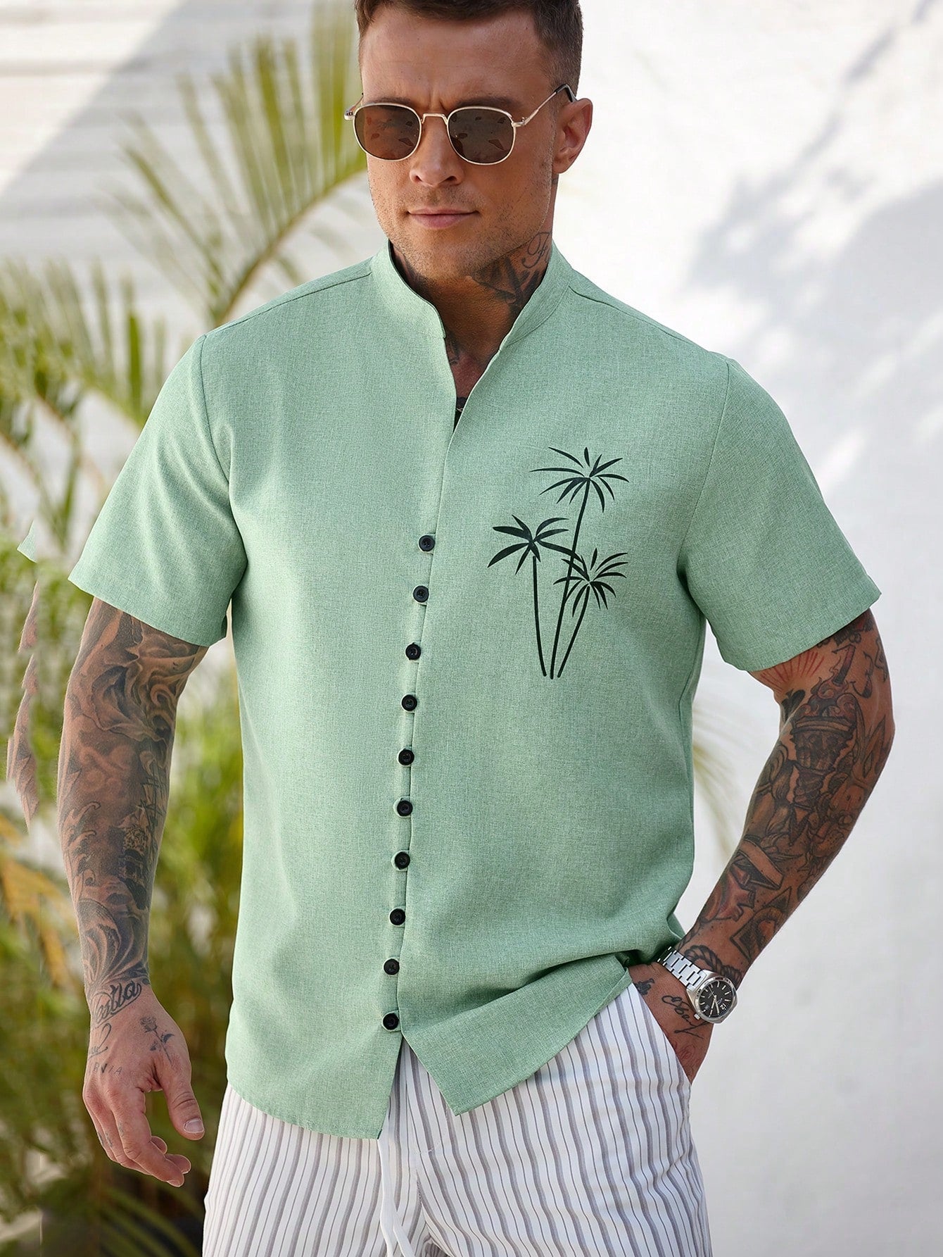 Camisa Masculina Gola Padre Estampa Tropical Botões Frontais Camisa Masculina Gola Padre Estampa Tropical Botões