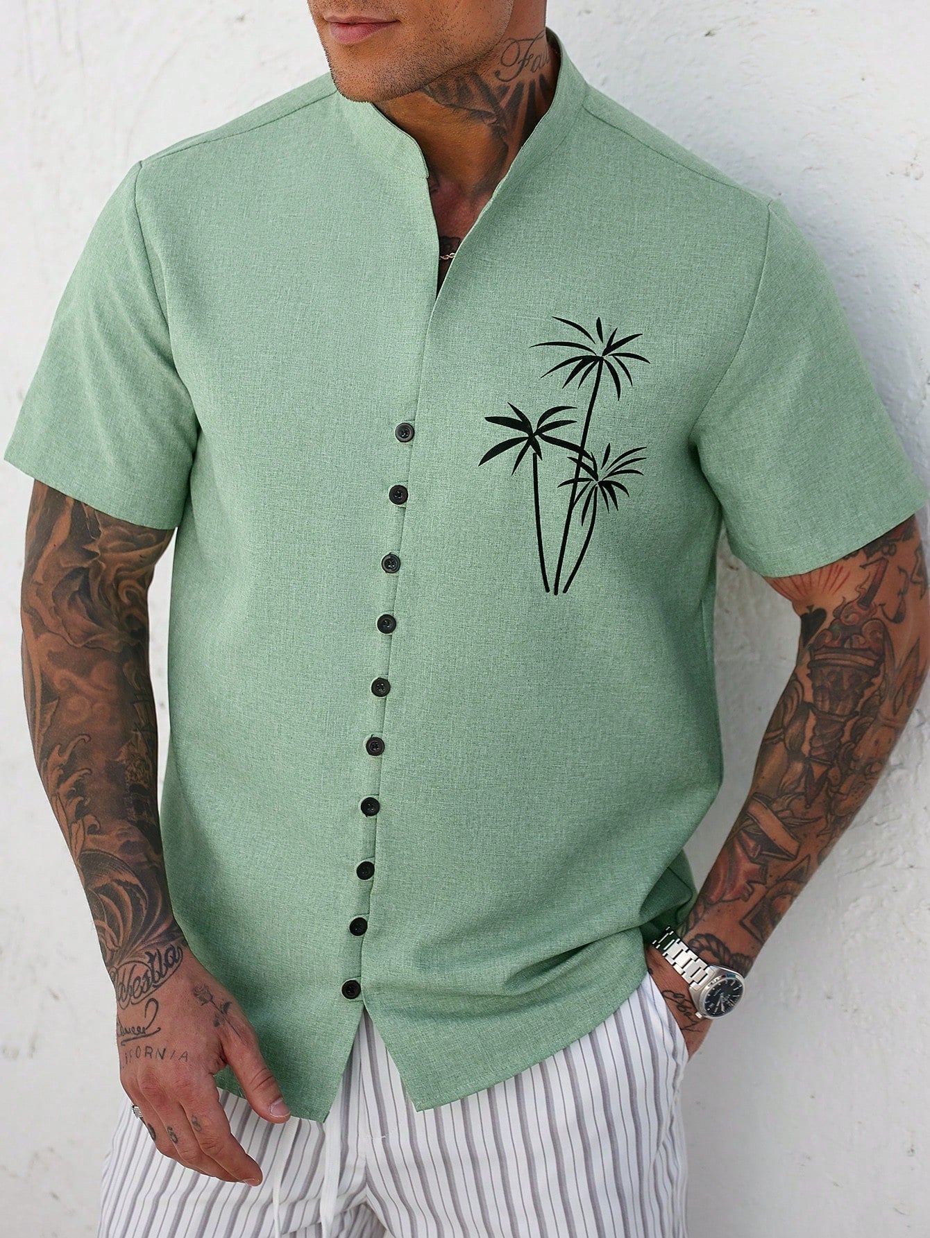 Camisa Masculina Gola Padre Estampa Tropical Botões Frontais Camisa Masculina Gola Padre Estampa Tropical Botões