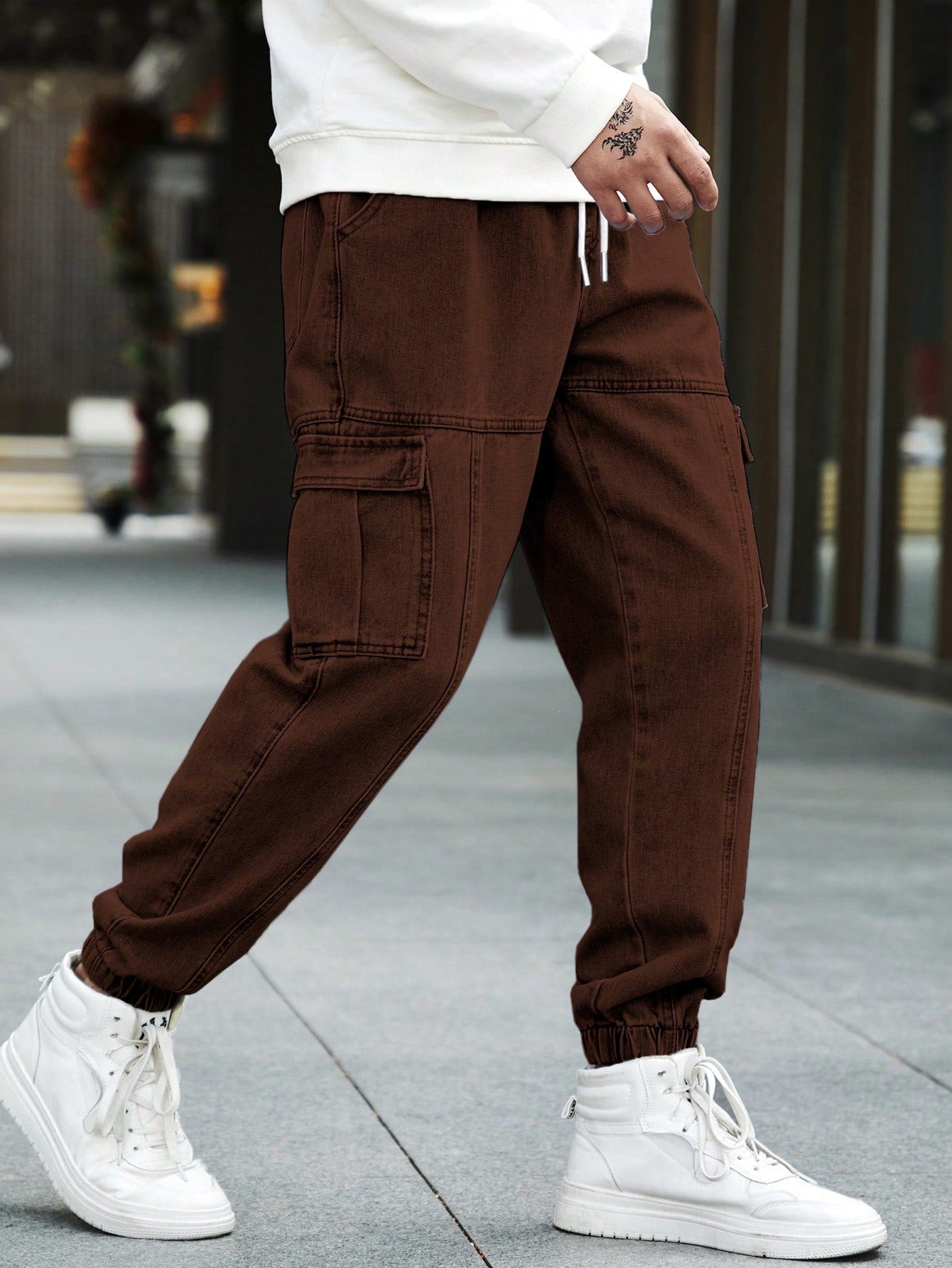 Calça Masculina Cargo Jogger Com Bolsos Laterais E Cordão Ajustável Calça Masculina Cargo Jogger Com Bolsos Laterais E